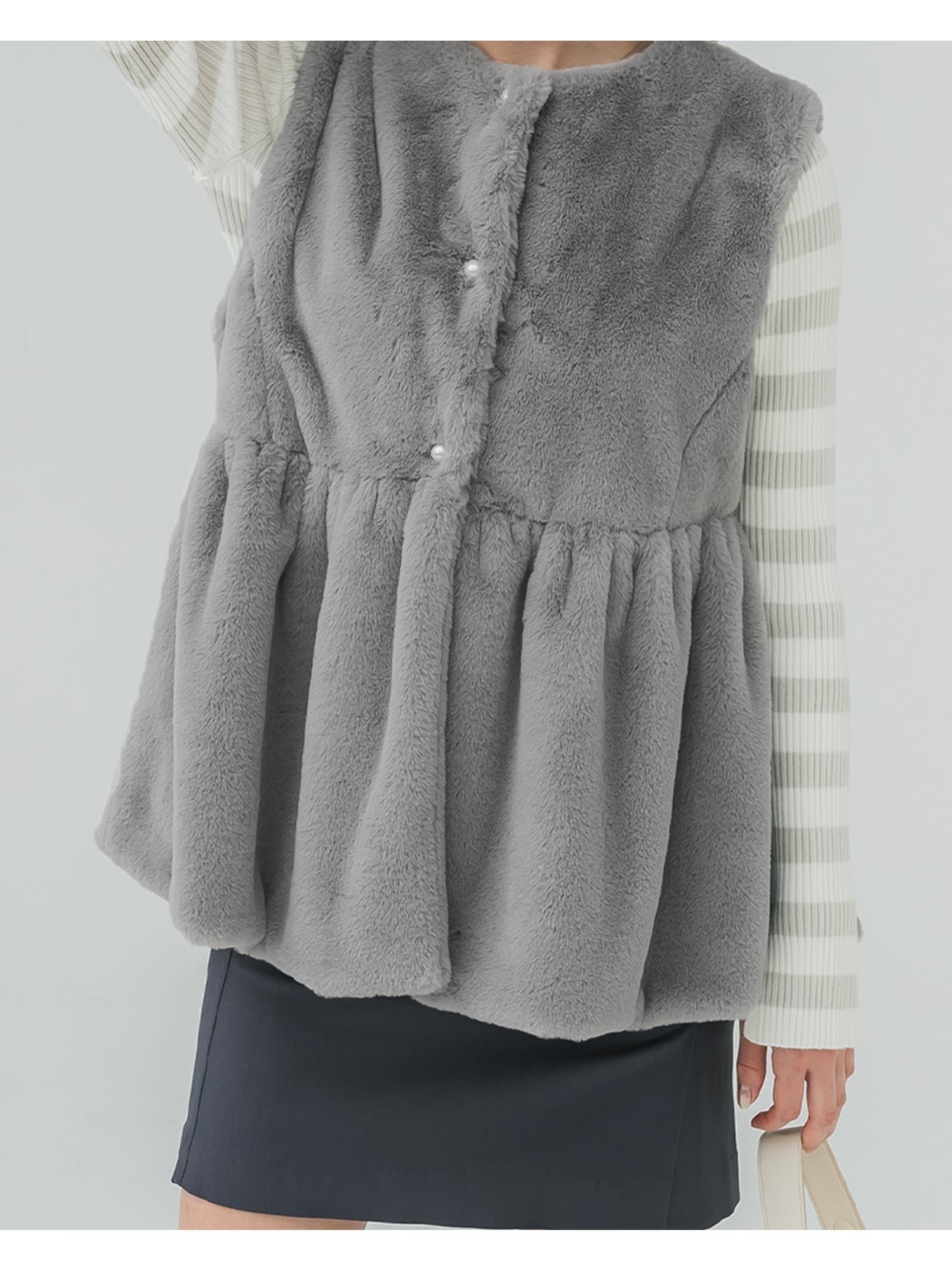 【コカ/COCA】のファーペプラムベスト インテリア・キッズ・メンズ・レディースファッション・服の通販 founy(ファニー) ファッション Fashion レディースファッション Fashion for Women アウター Coat / Outerwear Collection トップス・カットソー Cut & Sew Tops ベスト&ジレ / 重ね着スタイル Vests & Gilets エレガント 上品 Elegant オケージョン Occasion Wear タートル Turtleneck, Turtle Collar なめらか Smooth, Silky Texture バランス Balance, Style Balance パール Pearl, Pearl Accent フェイクファー Faux Fur, Imitation Fur フロント Front, Front Design ベスト Vest, Waistcoat ペプラム Peplum, Flared Hem ポケット Pocket, Pocket Detail リブニット Rib Knit, Ribbed Knit A/W・秋冬 Autumn/Winter 2025年 2025 2025-2026秋冬・A/W Autumn/Winter 2025–26 AW25–26 Gray|ID: prp329100004808445 ipo3291000000034894401