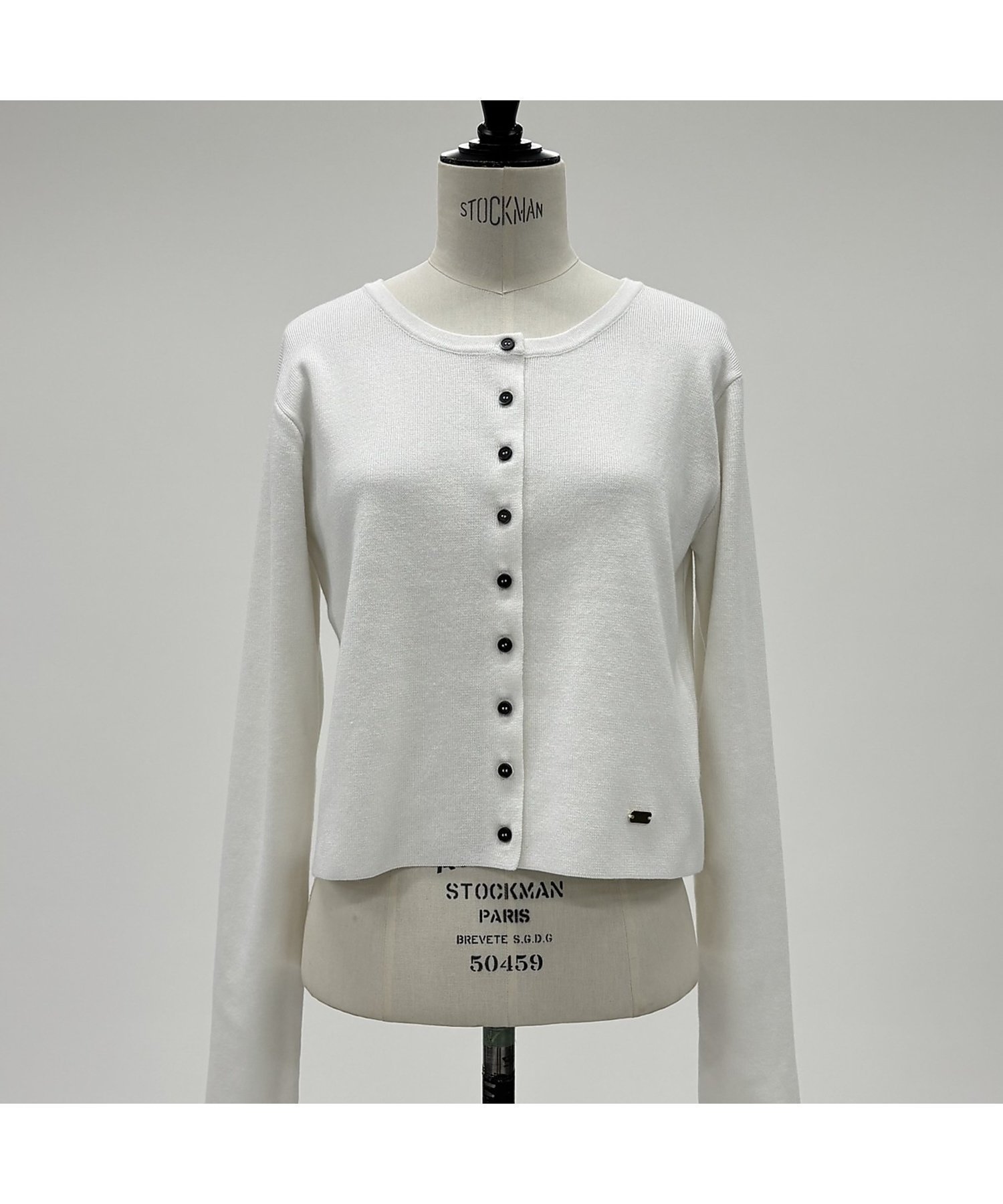 【アバハウスマヴィ/abahouse mavie】のショートカーディガン インテリア・キッズ・メンズ・レディースファッション・服の通販 founy(ファニー) 　ファッション　Fashion　レディースファッション　Fashion for Women　トップス・カットソー　Cut & Sew Tops　カーディガン・羽織り　Layered Style Cardigans　カーディガン　Cardigan, Knitwear　コンパクト　Compact, Small Size　ショート　Short, Short Length　デニム　Denim, Jeans Material　トレンド　Trend, Trending Now　プレート　Plate, Dish　ボレロ　Bolero, Short Cardigan　メタル　Metal, Metal Parts　ワイド　Wide, Wide Fit　エレガント 上品　Elegant　冬　Winter / This Winter　ホワイト|ID: prp329100004808902 ipo3291000000034900233