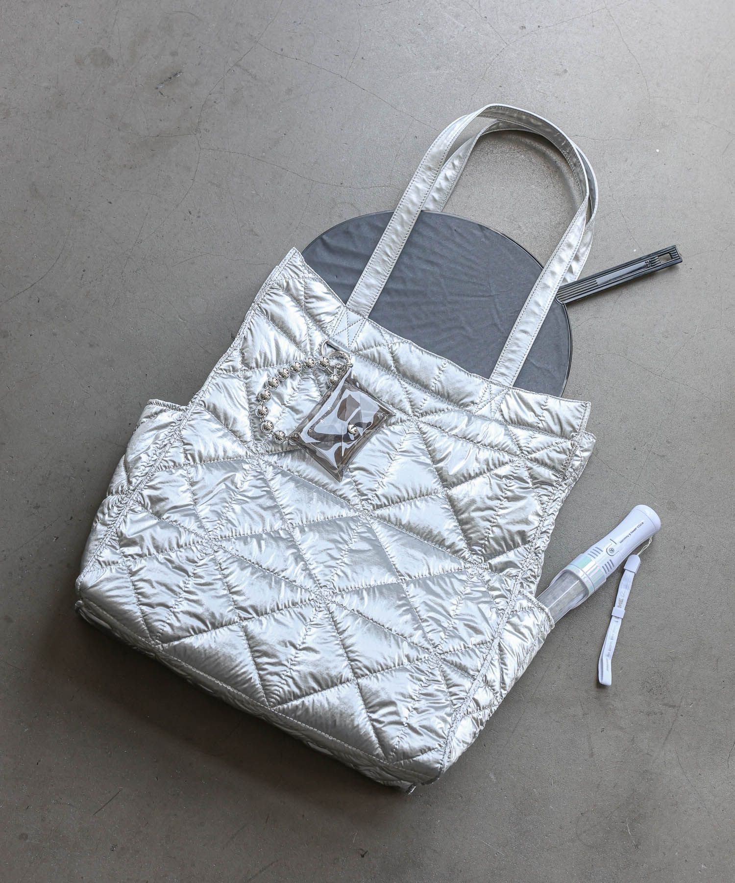 【グローバルワーク/GLOBAL WORK】の推しごとキルティングトート/145465 インテリア・キッズ・メンズ・レディースファッション・服の通販 founy(ファニー) ファッション Fashion レディースファッション Fashion for Women バッグ Bags アクセサリー Fashion Accessories キルティング Quilted, Quilting チャーム Charm, Pendant ポーチ Pouch, Small Case リップ Lip, Lip Motif 軽量 Lightweight, Ultra Light ビジネス 仕事 通勤 Business / Work / Commuting シルバー12|ID: prp329100004808957 ipo3291000000034900786