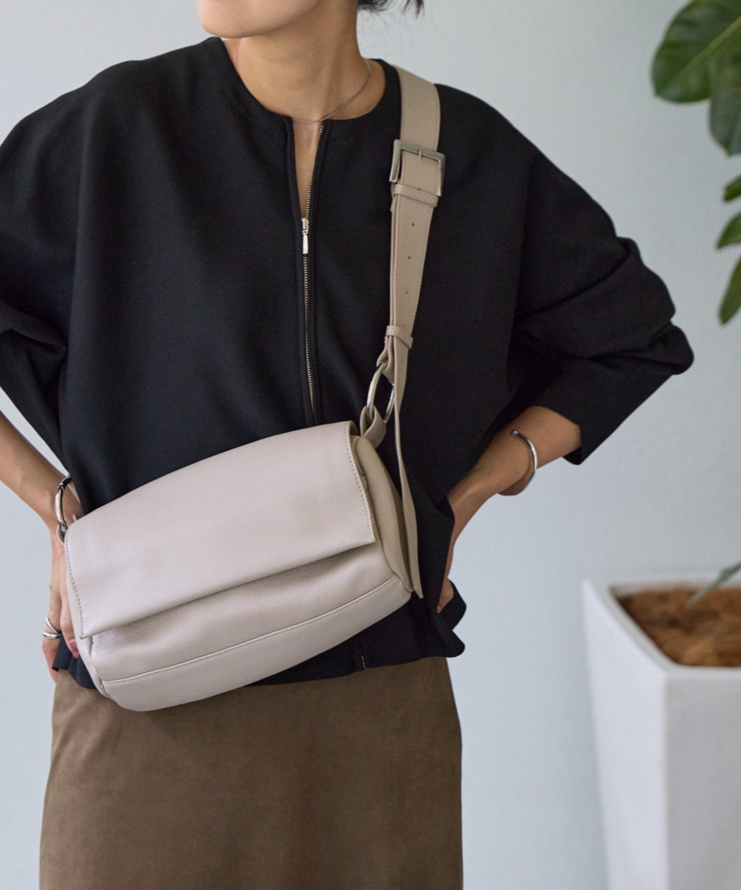 【ビアズリー/BEARDSLEY】のレザーボディバッグ インテリア・キッズ・メンズ・レディースファッション・服の通販 founy(ファニー) 　ファッション　Fashion　レディースファッション　Fashion for Women　バッグ　Bags　ショルダー　Shoulder, Shoulder Strap　シルバー　Silver, Metallic Silver　スカーフ　Scarf, Neckwear　ドット　Polka Dot, Dot Pattern　フラップ　Flap, Flap Pocket　ポケット　Pocket, Pocket Detail　マグネット　Magnet, Magnetic Closure　再入荷　Restock / Back in Stock　ベージュ|ID: prp329100004808980 ipo3291000000034900942