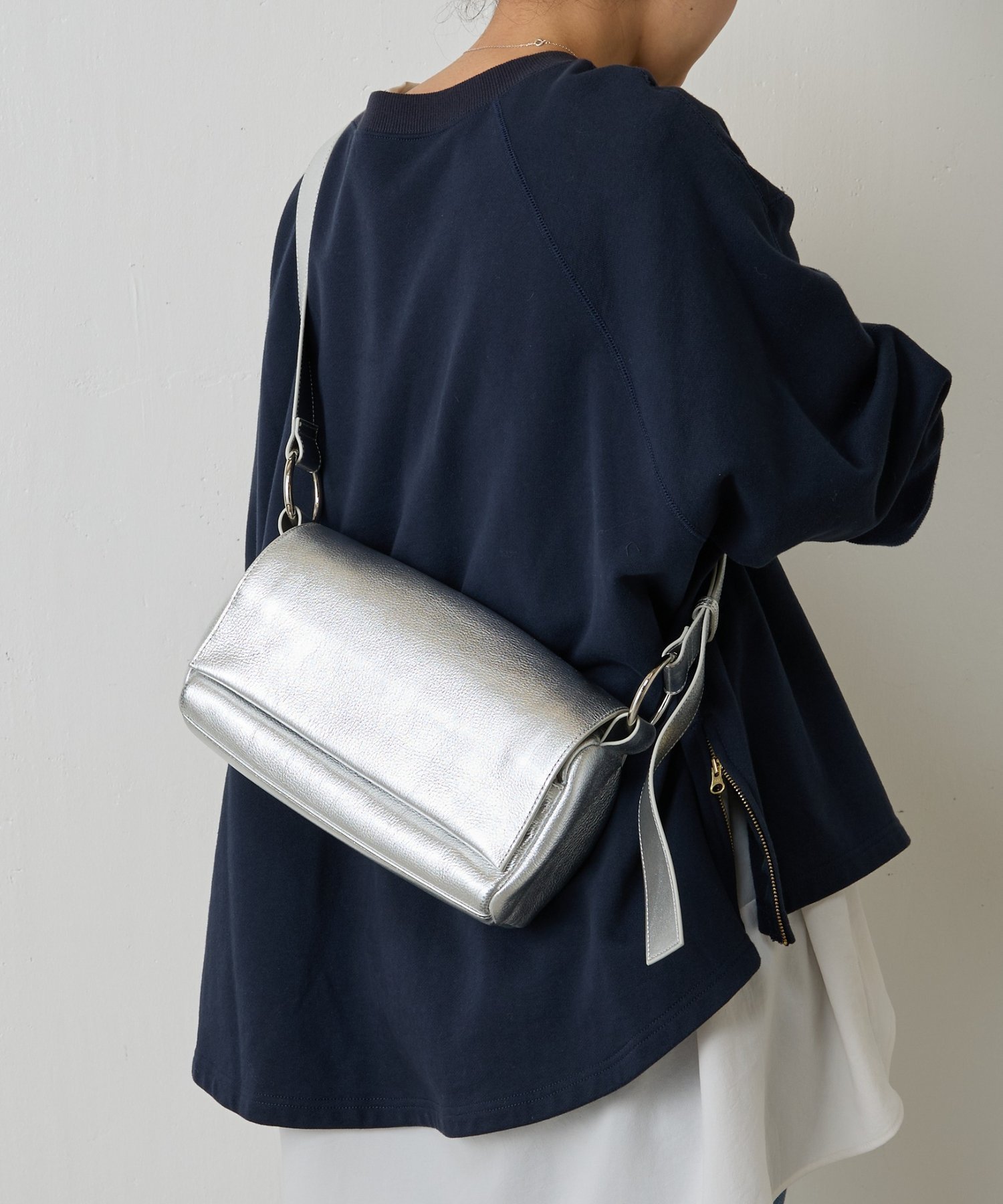 【ビアズリー/BEARDSLEY】のレザーボディバッグ インテリア・キッズ・メンズ・レディースファッション・服の通販 founy(ファニー) 　ファッション　Fashion　レディースファッション　Fashion for Women　バッグ　Bags　ショルダー　Shoulder, Shoulder Strap　シルバー　Silver, Metallic Silver　スカーフ　Scarf, Neckwear　ドット　Polka Dot, Dot Pattern　フラップ　Flap, Flap Pocket　ポケット　Pocket, Pocket Detail　マグネット　Magnet, Magnetic Closure　再入荷　Restock / Back in Stock　シルバー|ID: prp329100004808980 ipo3291000000034900946