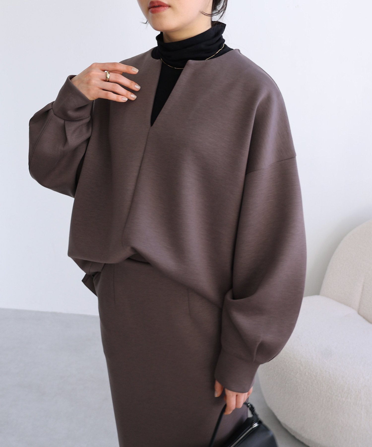 【アンドミー/andme】のダンボール キーネック プルオーバー evernavy エバーネイビー インテリア・キッズ・メンズ・レディースファッション・服の通販 founy(ファニー) 　ファッション　Fashion　レディースファッション　Fashion for Women　トップス・カットソー　Cut & Sew Tops　カジュアルプルオーバー・ニットトップス　Pullovers & Knit Tops / Casual Pullovers　軽量　Lightweight, Ultra Light　ジップ　Zip, Zipper　ストレッチ　Stretch, Stretchy Fabric　スリット　Slit, Slit Detail　デニム　Denim, Jeans Material　トレンド　Trend, Trending Now　定番　Standard, Basic Item　ヘムライン　Hemline, Bottom Cut　おすすめ　Recommended / Our Picks　エレガント 上品　Elegant　チャコールブラウン|ID: prp329100004808997 ipo3291000000034901129