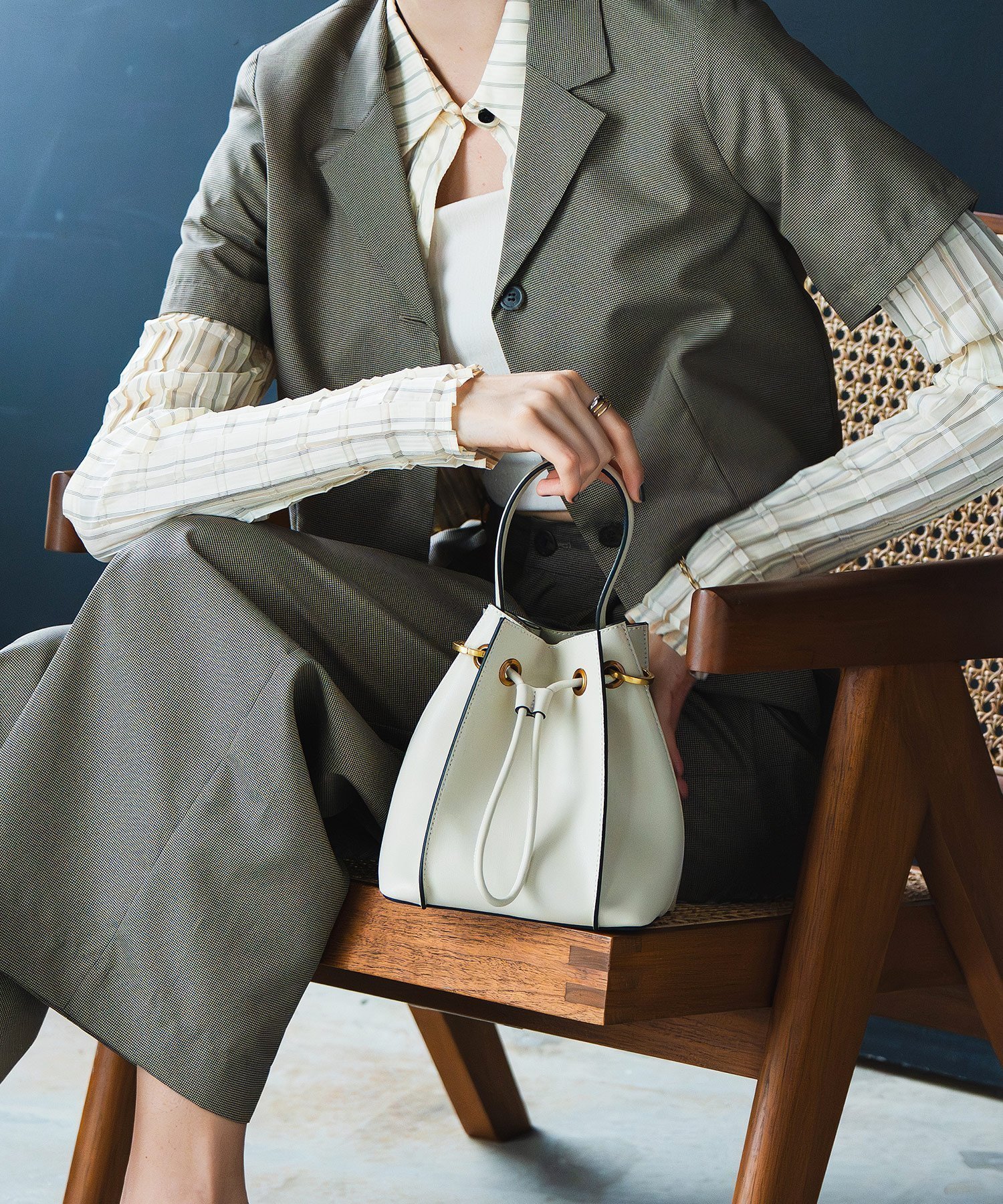 【ユナイテッド ベース/UNITED BASE】の【LA MARGE】【本革】2WAY 巾着 ハンド バッグ インテリア・キッズ・メンズ・レディースファッション・服の通販 founy(ファニー) 　ファッション　Fashion　レディースファッション　Fashion for Women　バッグ　Bags　アンティーク　Antique-Inspired　巾着　Drawstring Bag, Kinchaku　財布　Wallet, Purse　ドローストリング　Drawstring, Pull Cord　ハンド　Hand, Handmade　バランス　Balance, Style Balance　フォルム　Silhouette, Form　ポケット　Pocket, Pocket Detail　エレガント 上品　Elegant　セレモニー　Ceremony　オフホワイト|ID: prp329100004809081 ipo3291000000034901709