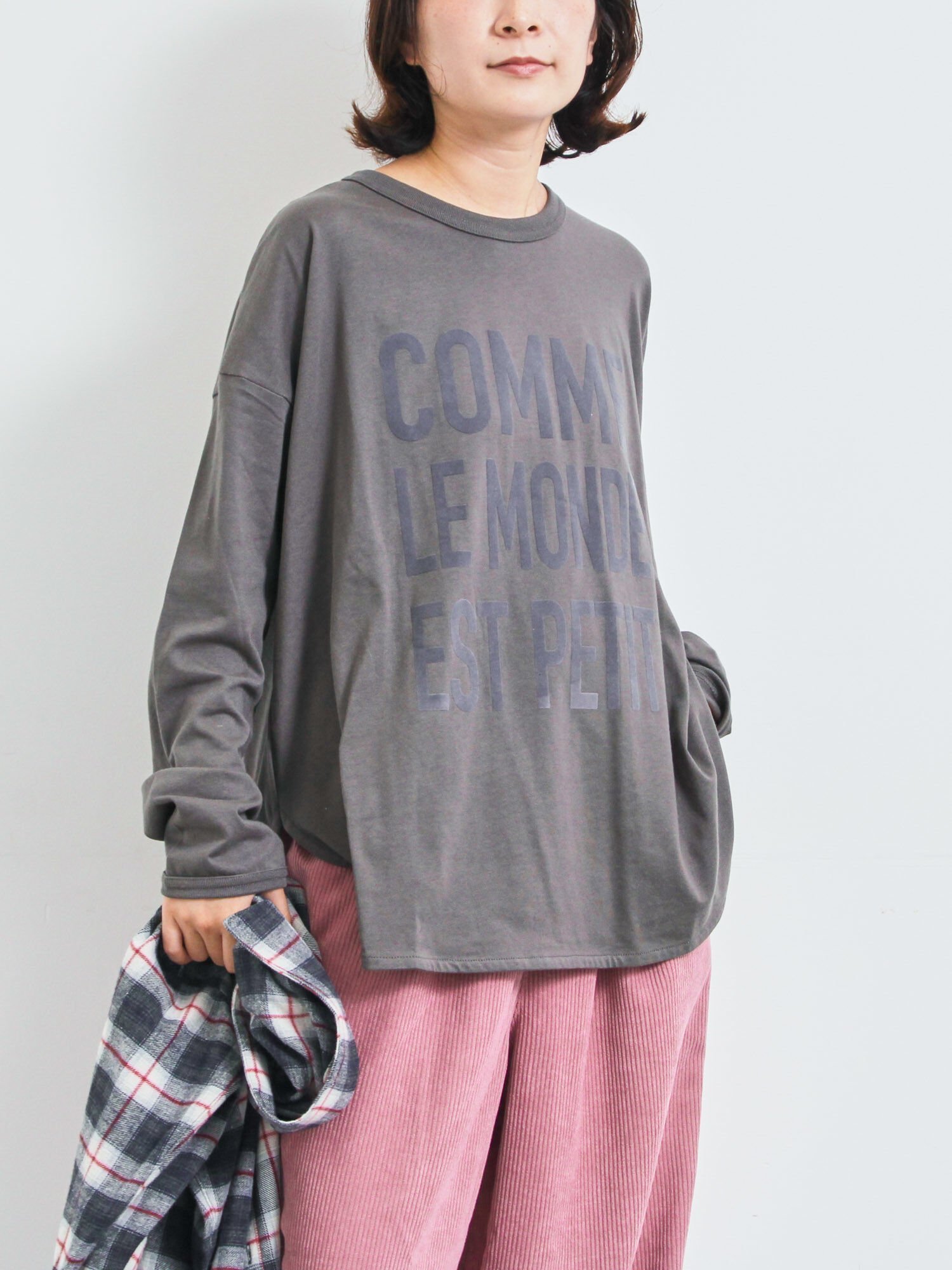 【サマンサモスモス/Samansa Mos2】のアソートロゴロンT インテリア・キッズ・メンズ・レディースファッション・服の通販 founy(ファニー) 　ファッション　Fashion　レディースファッション　Fashion for Women　トップス・カットソー　Cut & Sew Tops　ロングTシャツ・Tシャツ　Longline T-Shirts & Tees　インナー　Innerwear　デニム　Denim, Jeans Material　フロント　Front, Front Design　リラックス　Relax, Relaxed Fit　ロング　Long, Long-Length　チャコールグレー|ID: prp329100004809219 ipo3291000000034902641