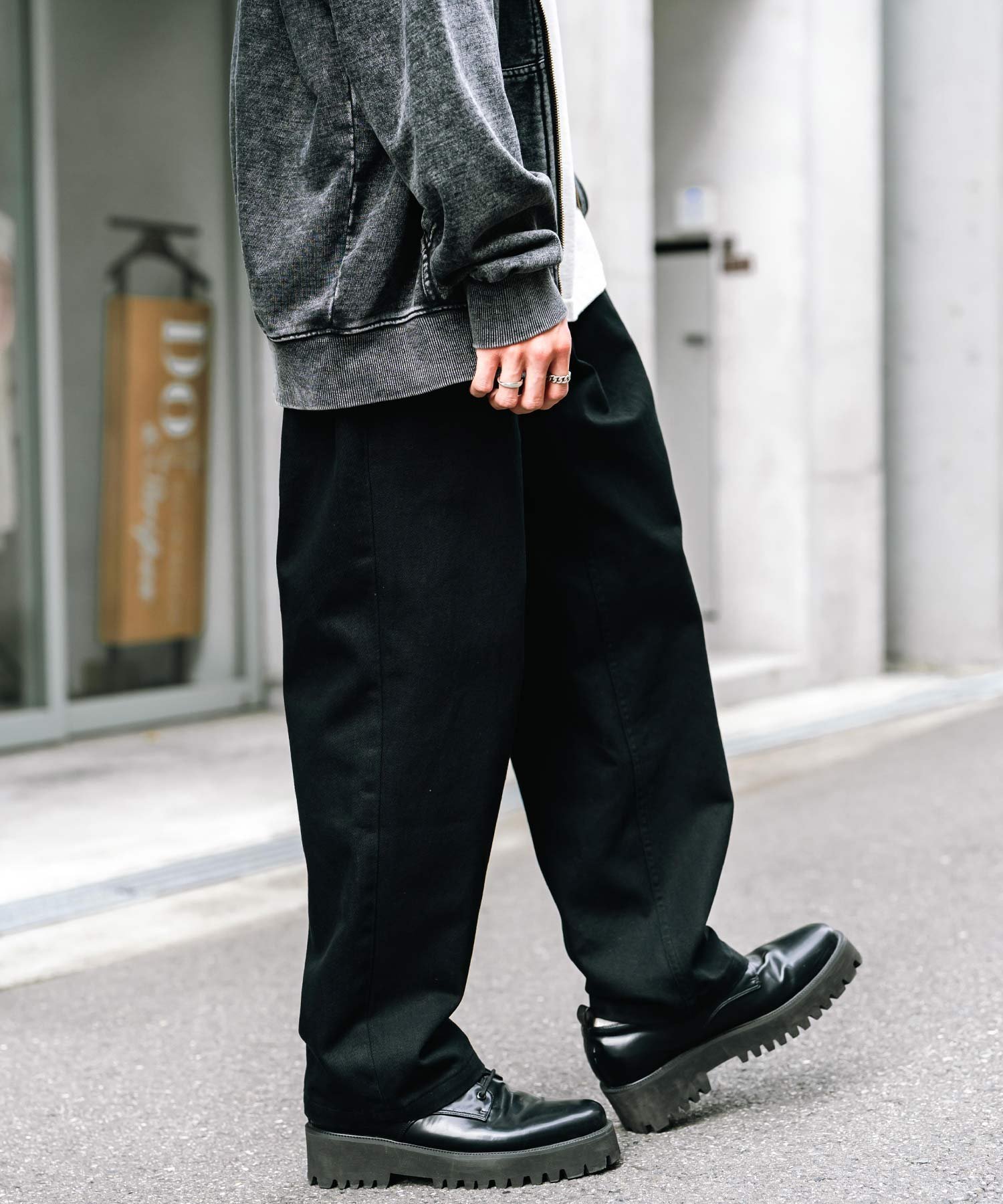 【ロッキーモンロー/Rocky Monroe】のルーズシルエットワイドデニムパンツ インテリア・キッズ・メンズ・レディースファッション・服の通販 founy(ファニー) 　ファッション　Fashion　レディースファッション　Fashion for Women　パンツ　Pants & Trousers　デニムパンツ・ジーンズ・美脚デニム　Denim Jeans & Pants　ケミカル　Chemical, Chemical Wash　サンダル　Sandals, Summer Shoes　シンプル　Simple, Minimal　スニーカー　Sneakers, Trainers　デニム　Denim, Jeans Material　トレンド　Trend, Trending Now　バランス　Balance, Style Balance　フロント　Front, Front Design　ポケット　Pocket, Pocket Detail　ユーズド　Used, Vintage-Look　リラックス　Relax, Relaxed Fit　ループ　Loop, Loop Knit　ロング　Long, Long-Length　ワイド　Wide, Wide Fit　おすすめ　Recommended / Our Picks　夏　Summer　ブラック|ID: prp329100004809314 ipo3291000000034903575