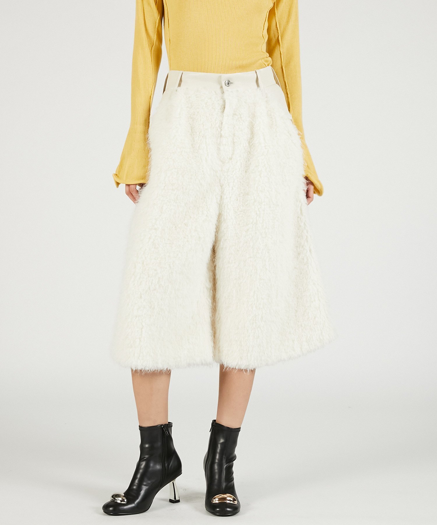 【プランク プロジェクト/PRANK PROJECT】のファーコンビハーフパンツ インテリア・キッズ・メンズ・レディースファッション・服の通販 founy(ファニー) 　ファッション　Fashion　レディースファッション　Fashion for Women　パンツ　Pants & Trousers　ショートパンツ・ハーフパンツ　High-Waisted & Relaxed Shorts　おすすめ　Recommended / Our Picks　ソックス　Socks, Hosiery　ハーフ　Half, Half-Length　バランス　Balance, Style Balance　フェイクファー　Faux Fur, Imitation Fur　フェイクレザー　Faux Leather, PU Leather　ロング　Long, Long-Length　エレガント 上品　Elegant　WHT|ID: prp329100004809320 ipo3291000000034903634