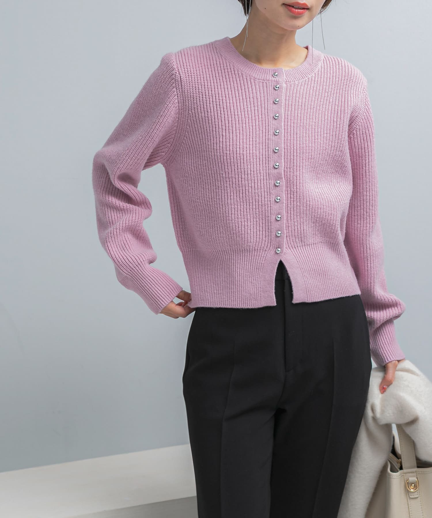 【アーバンリサーチ ロッソ/URBAN RESEARCH ROSSO】の『WEB限定』ボタンデザインニットプルオーバー インテリア・キッズ・メンズ・レディースファッション・服の通販 founy(ファニー) 　ファッション　Fashion　レディースファッション　Fashion for Women　トップス・カットソー　Cut & Sew Tops　ニット　Knit Tops & Sweaters　カジュアルプルオーバー・ニットトップス　Pullovers & Knit Tops / Casual Pullovers　2025年　2025　2025-2026秋冬・A/W　Autumn/Winter 2025–26 AW25–26　冬　Winter / This Winter　アクセサリー　Fashion Accessories　カーディガン　Cardigan, Knitwear　コンパクト　Compact, Small Size　シルバー　Silver, Metallic Silver　バランス　Balance, Style Balance　フィット　Fit, Slim Fit　ロング　Long, Long-Length　ワイド　Wide, Wide Fit　エレガント 上品　Elegant　A/W・秋冬　Autumn/Winter　ピンク|ID: prp329100004809454 ipo3291000000034904749