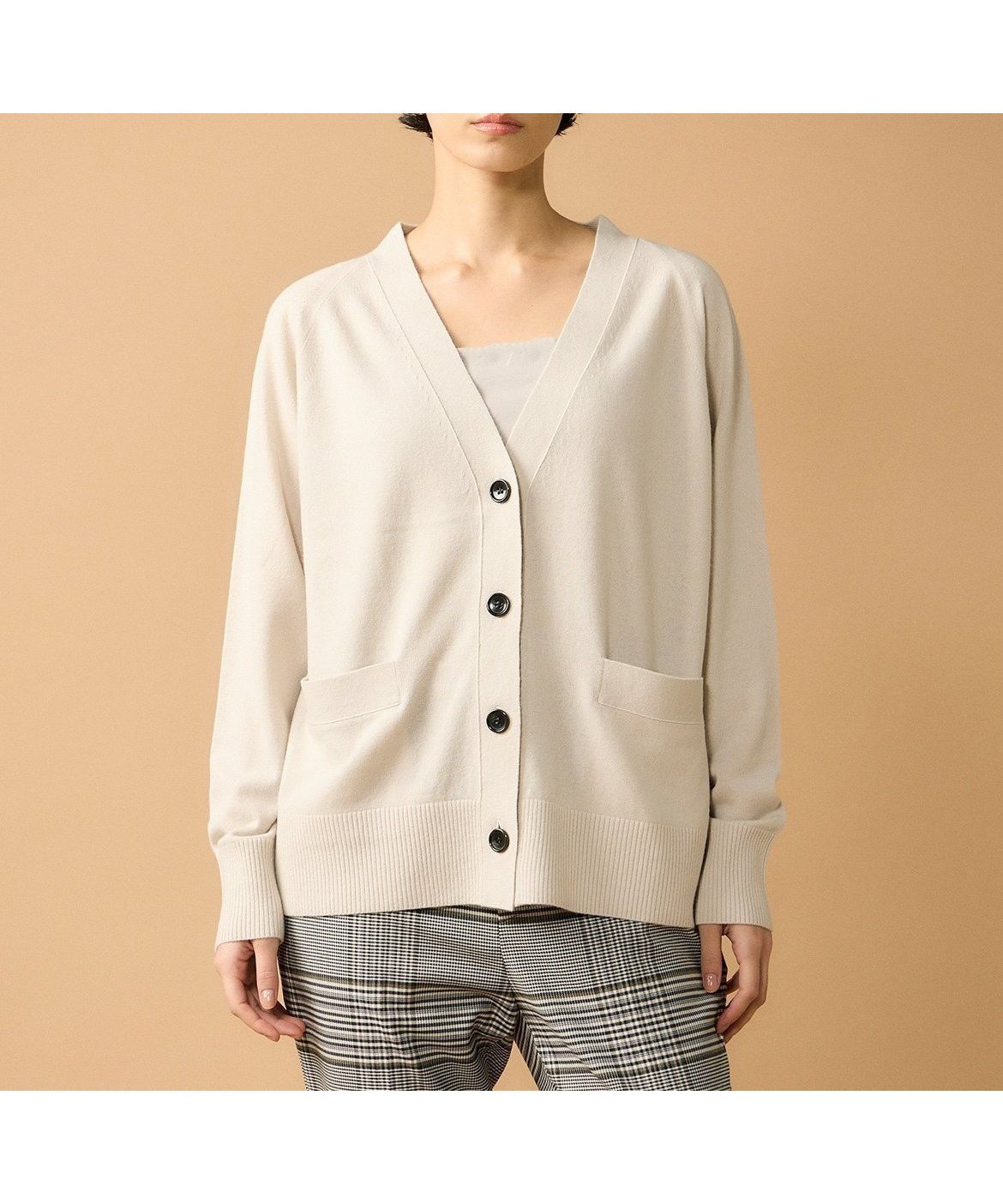 【イネド/INED】のVネックカーディガン インテリア・キッズ・メンズ・レディースファッション・服の通販 founy(ファニー) 　ファッション　Fashion　レディースファッション　Fashion for Women　トップス・カットソー　Cut & Sew Tops　カーディガン・羽織り　Layered Style Cardigans　Vネックトップス　V-Neck Tops / V-Cut Neckline Shirts　カーディガン　Cardigan, Knitwear　スマート　Smart, Elegant　スリーブ　Sleeve, Long Sleeve / Short Sleeve　なめらか　Smooth, Silky Texture　プレーン　Plain, Simple　ポケット　Pocket, Pocket Detail　グレーベージュ|ID: prp329100004809507 ipo3291000000034905245