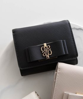 【ランダ/RANDA】のモノグラムリボン二つ折りウォレット 人気、トレンドファッション・服の通販 founy(ファニー) ファッション Fashion レディースファッション Fashion for Women ウォレット Wallet コイン Coin, Coin Design コンパクト Compact, Small Size ダブル Double, Double-Breasted フロント Front, Front Design ポケット Pocket, Pocket Detail リボン Ribbon, Bow エレガント 上品 Elegant |ID:prp329100004810230