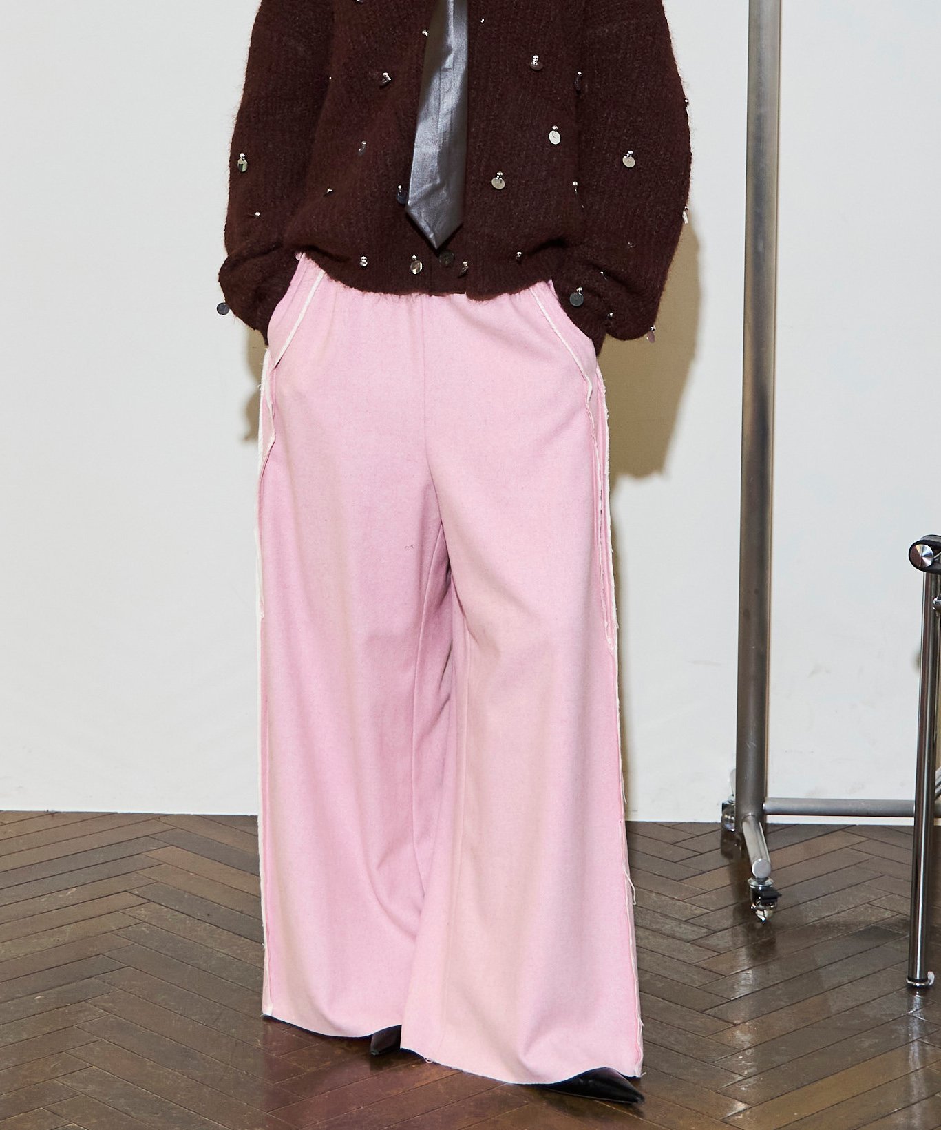 【メゾンスペシャル/MAISON SPECIAL】のサキソニーイージーパンツ インテリア・キッズ・メンズ・レディースファッション・服の通販 founy(ファニー) 　ファッション　Fashion　レディースファッション　Fashion for Women　パンツ　Pants & Trousers　シンプル　Simple, Minimal　ジャケット　Jacket, Outerwear　スウェット / スエット　Sweatshirt, Sweatwear　スニーカー　Sneakers, Trainers　バランス　Balance, Style Balance　リラックス　Relax, Relaxed Fit　A/W・秋冬　Autumn/Winter　エレガント 上品　Elegant　PNK|ID: prp329100004810316 ipo3291000000034914247