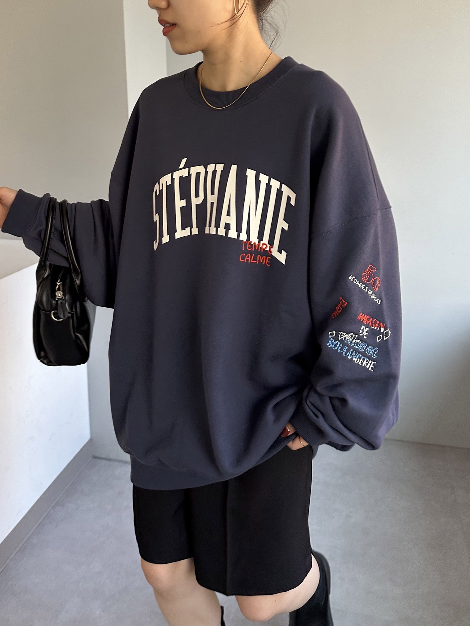 【ディスコート/Discoat】の【ユニセックス】リメイクスーベニアスウェット《WEB限定》 インテリア・キッズ・メンズ・レディースファッション・服の通販 founy(ファニー) 　ファッション　Fashion　レディースファッション　Fashion for Women　トップス・カットソー　Cut & Sew Tops　レディースパーカー・カジュアルフーディー　Casual Hoodies & Sweatshirts　スウェット・クルーネックトップス　Sweatshirts & Crewnecks / Relaxed Fit Sweat Tops　おすすめ　Recommended / Our Picks　スウェット / スエット　Sweatshirt, Sweatwear　リメイク　Remake, Reconstructed　ワンポイント　One Point, Statement Accent　ネイビー|ID: prp329100004811280 ipo3291000000034923642