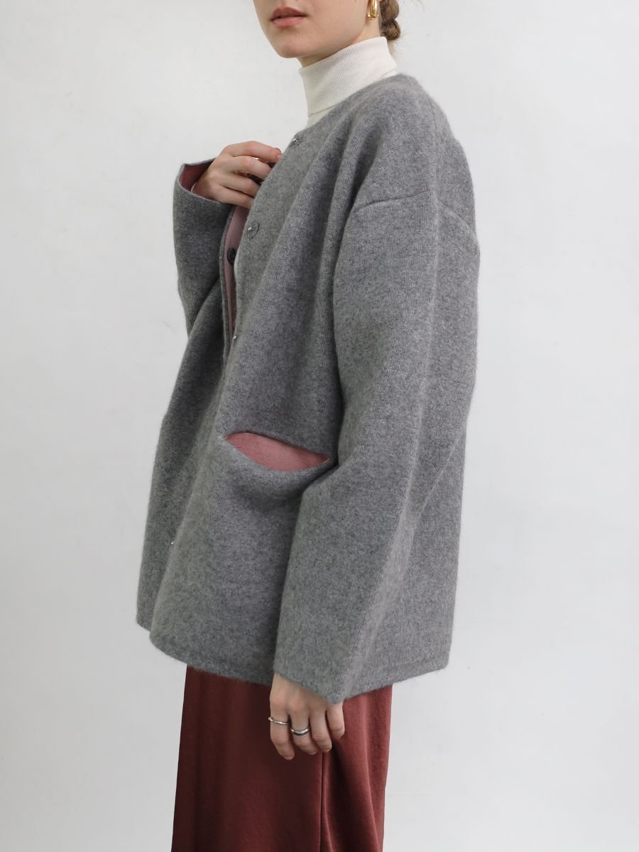 【ラシュッド/LASUD】のバイカラーラクーンニットカーディガン インテリア・キッズ・メンズ・レディースファッション・服の通販 founy(ファニー) 　ファッション　Fashion　レディースファッション　Fashion for Women　トップス・カットソー　Cut & Sew Tops　ニット　Knit Tops & Sweaters　カーディガン・羽織り　Layered Style Cardigans　今季　This Season, Current Season　ダブル　Double, Double-Breasted　人気　Popular, Best Seller　フェイス　Face, Facial Design　フォルム　Silhouette, Form　エレガント 上品　Elegant　グレー|ID: prp329100004811618 ipo3291000000034927361