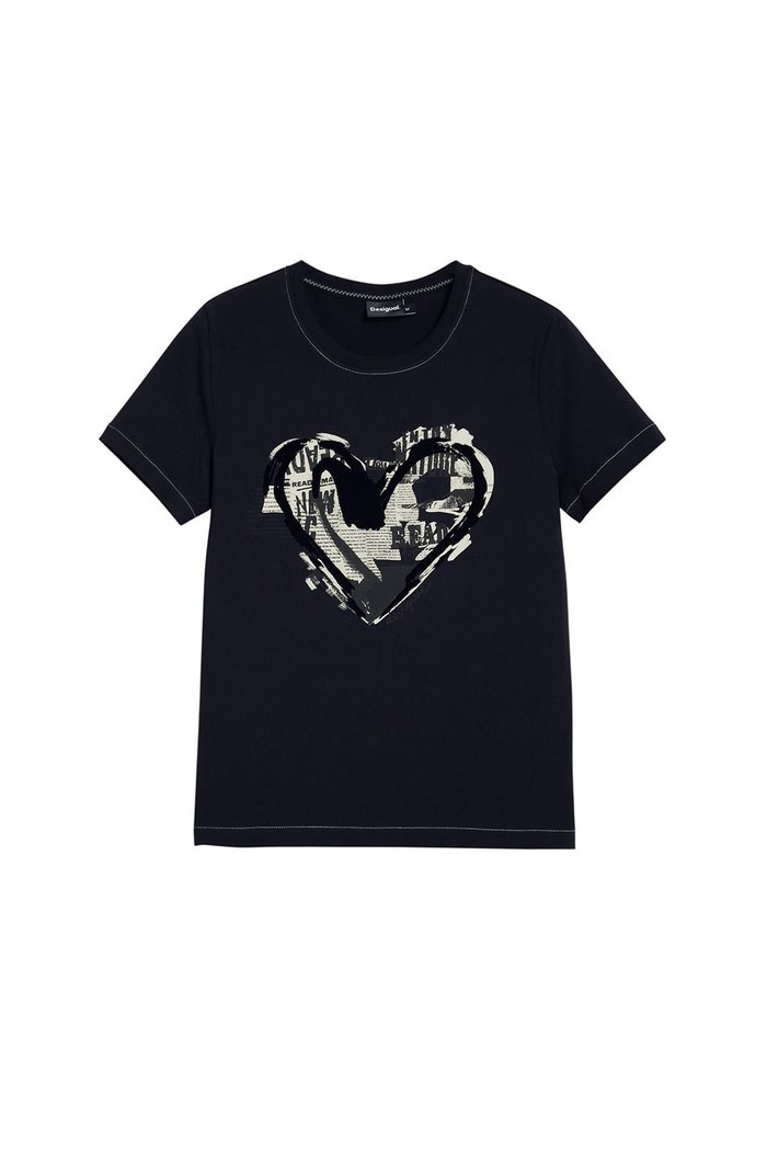 【デシグアル/Desigual】の新聞ハートプリントTシャツ ミニ丈 ブラック ホワイト インテリア・キッズ・メンズ・レディースファッション・服の通販 founy(ファニー) https://founy.com/ ファッション Fashion レディースファッション Fashion for Women トップス・カットソー Cut & Sew Tops シャツ・ブラウス・オフィスカジュアル Elegant Blouses & Button-Ups ロングTシャツ・Tシャツ Longline T-Shirts & Tees カラフル Colorful Design ガーリー Girly, Feminine Style グラフィック Graphic, Graphic Design シンプル Simple, Minimal デニム Denim, Jeans Material 定番 Standard, Basic Item パターン Pattern, Design Print プリント Print, Printed Pattern ベルベット Velvet, Velvety 半袖 Short Sleeve, Half Sleeve ラウンド Round, Round Neck エレガント 上品 Elegant |ID: prp329100004811896 ipo3291000000034930089