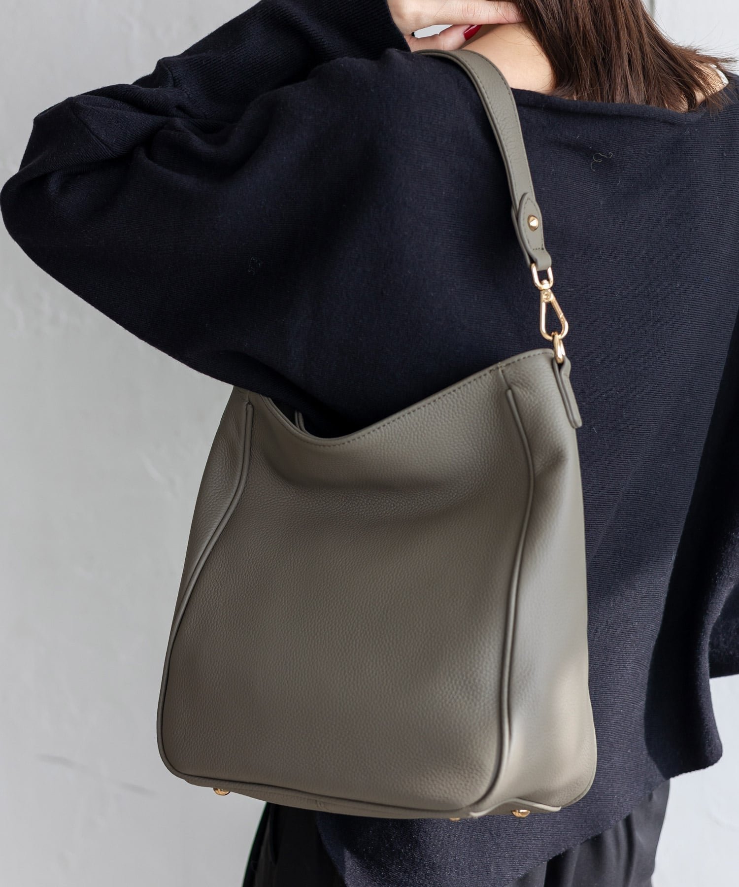 【ヴィータフェリーチェ/VitaFelice】の本革2wayショルダーバッグ インテリア・キッズ・メンズ・レディースファッション・服の通販 founy(ファニー) 　ファッション　Fashion　レディースファッション　Fashion for Women　バッグ　Bags　ショルダー　Shoulder, Shoulder Strap　シンプル　Simple, Minimal　スーツ　Suit, Formalwear　エレガント 上品　Elegant　ビジネス 仕事 通勤　Business / Work / Commuting　アッシュグレー|ID: prp329100004812084 ipo3291000000034932478