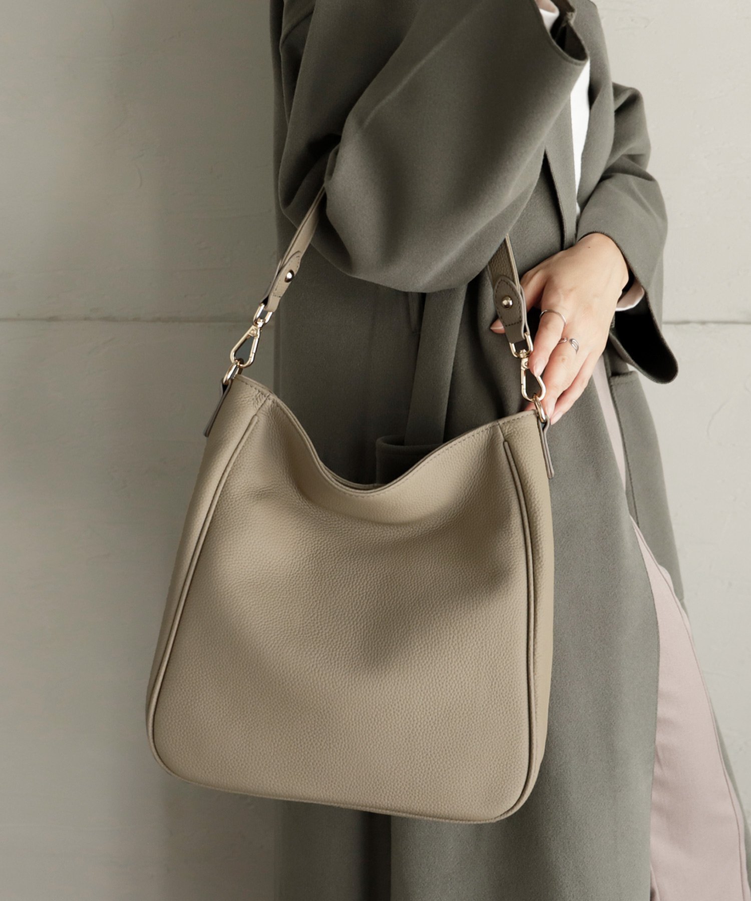 【ヴィータフェリーチェ/VitaFelice】の本革2wayショルダーバッグ インテリア・キッズ・メンズ・レディースファッション・服の通販 founy(ファニー) 　ファッション　Fashion　レディースファッション　Fashion for Women　バッグ　Bags　ショルダー　Shoulder, Shoulder Strap　シンプル　Simple, Minimal　スーツ　Suit, Formalwear　エレガント 上品　Elegant　ビジネス 仕事 通勤　Business / Work / Commuting　グレーベージュ|ID: prp329100004812084 ipo3291000000034932480