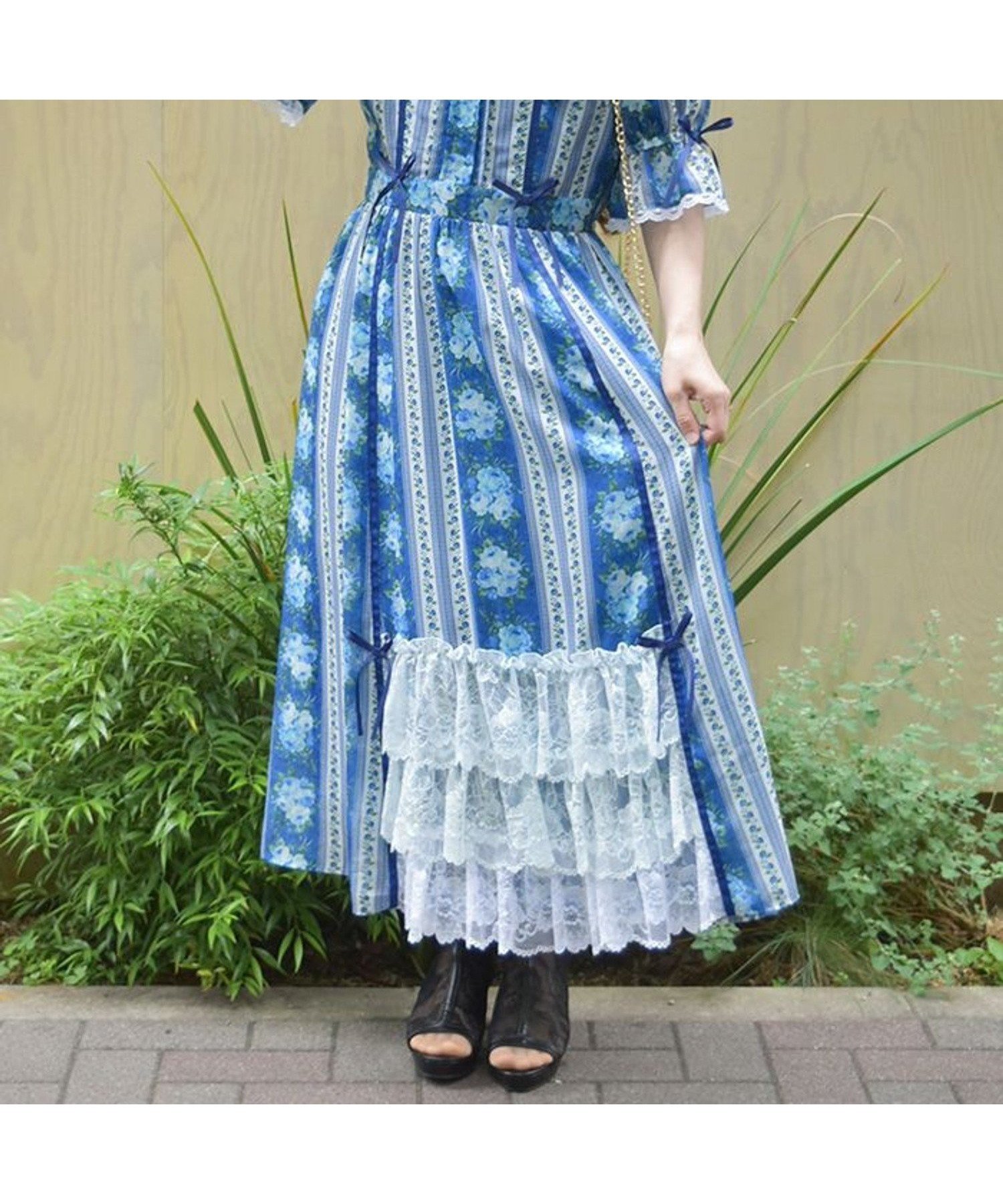 【アクシーズファム/axes femme】のカントリーローズワンピース インテリア・キッズ・メンズ・レディースファッション・服の通販 founy(ファニー) 　ファッション　Fashion　レディースファッション　Fashion for Women　ワンピース　Dresses　おすすめ　Recommended / Our Picks　アクセサリー　Fashion Accessories　インナー　Innerwear　エレガント 上品　Elegant　クラシカル　Classical, Vintage-Inspired　グラデーション　Gradient, Ombre　フロント　Front, Front Design　リボン　Ribbon, Bow　レース　Lace, Lace Fabric　ローズ　Rose, Rose Motif　ブルー|ID: prp329100004812817 ipo3291000000034939100