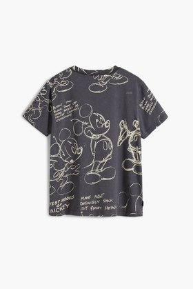 【デシグアル/Desigual】のスケッチ風ミッキーマウスTシャツ ディズニー ブラック ホワイト 人気、トレンドファッション・服の通販 founy(ファニー) ファッション Fashion レディースファッション Fashion for Women トップス・カットソー Cut & Sew Tops シャツ・ブラウス・オフィスカジュアル Elegant Blouses & Button-Ups ロングTシャツ・Tシャツ Longline T-Shirts & Tees カラフル Colorful Design キャラクター Character, Licensed Characters グラフィック Graphic, Graphic Design シンプル Simple, Minimal デニム Denim, Jeans Material 定番 Standard, Basic Item 手描き Hand-Drawn, Illustrated バランス Balance, Style Balance パターン Pattern, Design Print プリント Print, Printed Pattern 半袖 Short Sleeve, Half Sleeve 無地 Plain, Solid Color ラウンド Round, Round Neck リラックス Relax, Relaxed Fit |ID:prp329100004812953