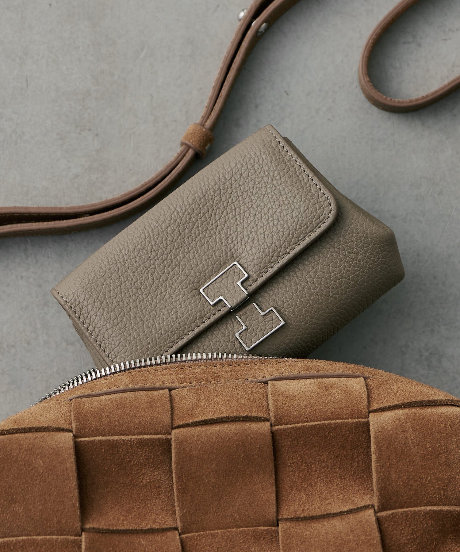 【イアクッチ/IACUCCI】のアバ ウォレット CERVO インテリア・キッズ・メンズ・レディースファッション・服の通販 founy(ファニー) 　ファッション　Fashion　レディースファッション　Fashion for Women　アクセサリー　Fashion Accessories　イエロー　Yellow　ウォレット　Wallet　春　Spring　コイン　Coin, Coin Design　コレクション　Collection, Seasonal Line　シルバー　Silver, Metallic Silver　財布　Wallet, Purse　トレンド　Trend, Trending Now　人気　Popular, Best Seller　パープル　Purple, Violet　フォルム　Silhouette, Form　ポケット　Pocket, Pocket Detail　メタル　Metal, Metal Parts　リップ　Lip, Lip Motif　A/W・秋冬　Autumn/Winter　S/S・春夏　SS, Spring/Summer, Warm Season　おすすめ　Recommended / Our Picks　夏　Summer　ギフト プレゼント　Gift / Present　2025年　2025　2025-2026秋冬・A/W　Autumn/Winter 2025–26 AW25–26　グレージュ|ID: prp329100004812962 ipo3291000000034943329