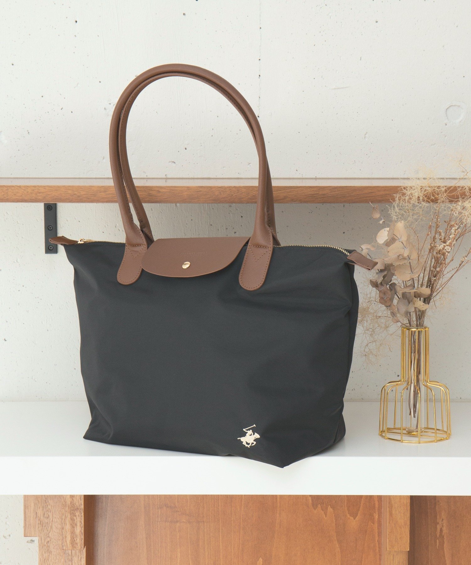 【セットアップセブン/SETUP7】のBEVERLY HILLS POLO CLUB/【別注】ナイロンPUハンドルトート 大 ポロ 人気、トレンドファッション・服の通販 founy(ファニー) 　ファッション　Fashion　レディースファッション　Fashion for Women　バッグ　Bags　アクセサリー　Fashion Accessories　厚底　Platform Shoes　ショルダー　Shoulder, Shoulder Strap　スキニー　Skinny, Slim Fit　スニーカー　Sneakers, Trainers　スラックス　Slacks, Dress Pants　セットアップ　Set-Up, Coordinated Outfit　ダウン　Down, Puffer　デニム　Denim, Jeans Material　トレンド　Trend, Trending Now　定番　Standard, Basic Item　ハーフ　Half, Half-Length　フォルム　Silhouette, Form　別注　Limited Edition, Custom Order　ムートン　Shearling, Mouton　ロング　Long, Long-Length　ワイド　Wide, Wide Fit　再入荷　Restock / Back in Stock　おすすめ　Recommended / Our Picks　エレガント 上品　Elegant　ビジネス 仕事 通勤　Business / Work / Commuting　 other-1|ID: prp329100004813043 ipo3291000000034944353