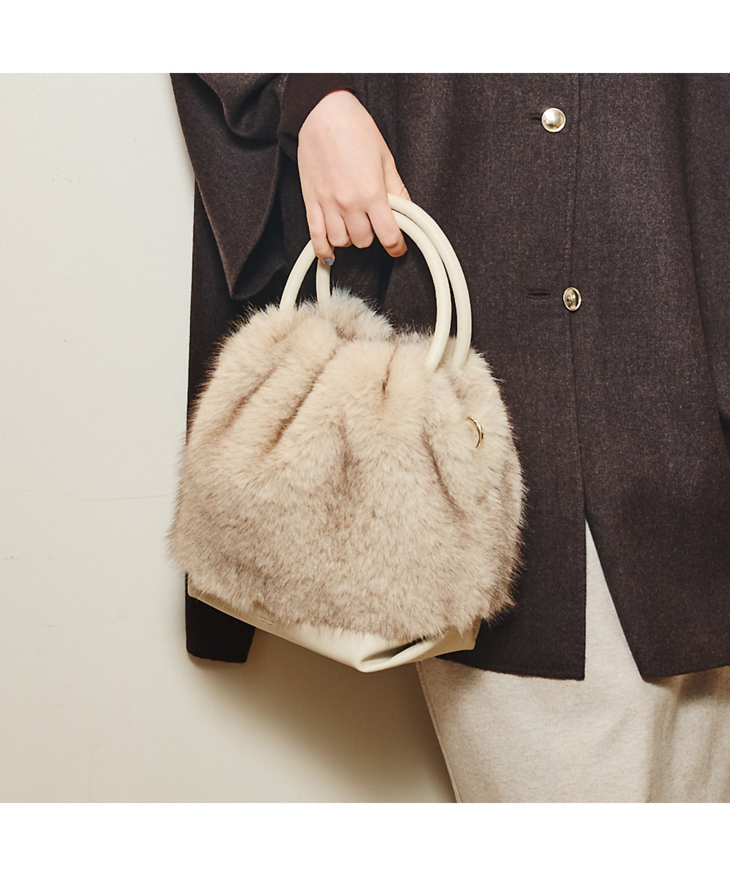 【ロウェル シングス/LOWELL Things】のLinfa/ファー2WAYショルダー インテリア・キッズ・メンズ・レディースファッション・服の通販 founy(ファニー) ファッション Fashion レディースファッション Fashion for Women ギャザー Gathered, Ruffled ショルダー Shoulder, Shoulder Strap フェイクファー Faux Fur, Imitation Fur ポケット Pocket, Pocket Detail ラップ Wrap, Wrap Design 傘 Umbrella, Parasol A/W・秋冬 Autumn/Winter 財布 Wallet, Purse アイボリー|ID: prp329100004813103 ipo3291000000034944943