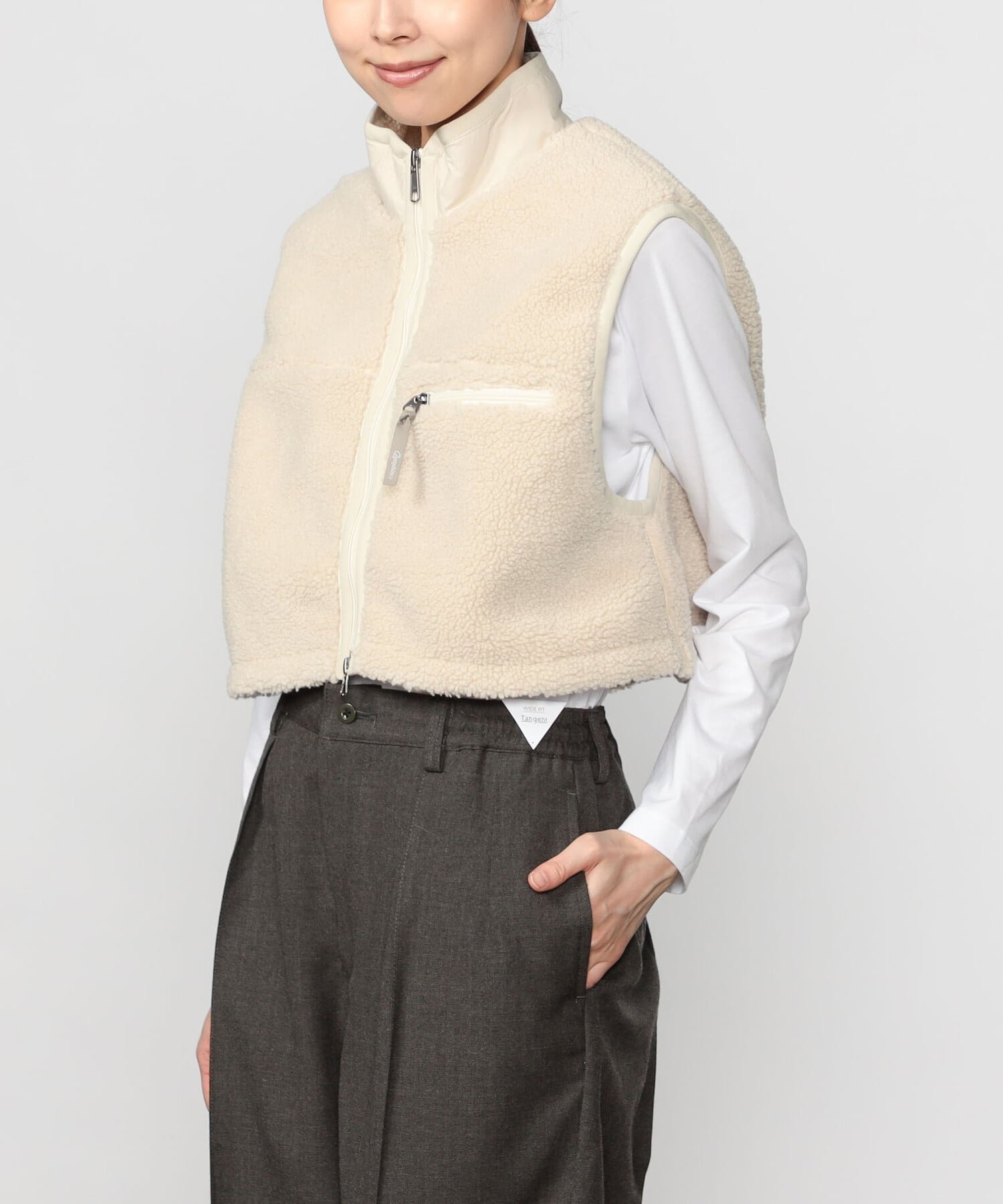 【ビショップ/Bshop】のライトボア ショートベスト WOMEN インテリア・キッズ・メンズ・レディースファッション・服の通販 founy(ファニー) 　ファッション　Fashion　レディースファッション　Fashion for Women　アウター　Coat / Outerwear Collection　トップス・カットソー　Cut & Sew Tops　ベスト&ジレ / 重ね着スタイル　Vests & Gilets　ショーツ　Shorts, Short Pants　ショート　Short, Short Length　スポーツ　Sports, Activewear　ドローコード　Drawcord, Drawstring Cord　ベスト　Vest, Waistcoat　軽量　Lightweight, Ultra Light　OFFWHITE|ID: prp329100004813197 ipo3291000000034945842