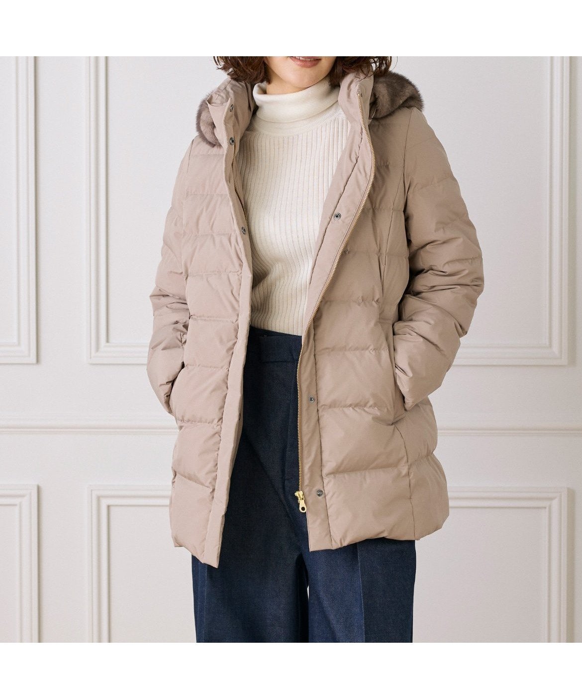 【イネド/INED】の《WEB限定》ミドル丈 フェイクファーフードダウンコート インテリア・キッズ・メンズ・レディースファッション・服の通販 founy(ファニー) 　ファッション　Fashion　レディースファッション　Fashion for Women　アウター　Coat / Outerwear Collection　コート・ロングコート・ピーコート　Long Coats, Peacoats & More　ダウンジャケット・軽量ダウン　Warm & Lightweight Down Jackets　コンパクト　Compact, Small Size　軽量　Lightweight, Ultra Light　スマート　Smart, Elegant　ダウン　Down, Puffer　バランス　Balance, Style Balance　フェザー　Feather, Feather Detail　フロント　Front, Front Design　ポケット　Pocket, Pocket Detail　ミドル　Middle Length, Mid Height　ベージュ|ID: prp329100004813318 ipo3291000000034947069