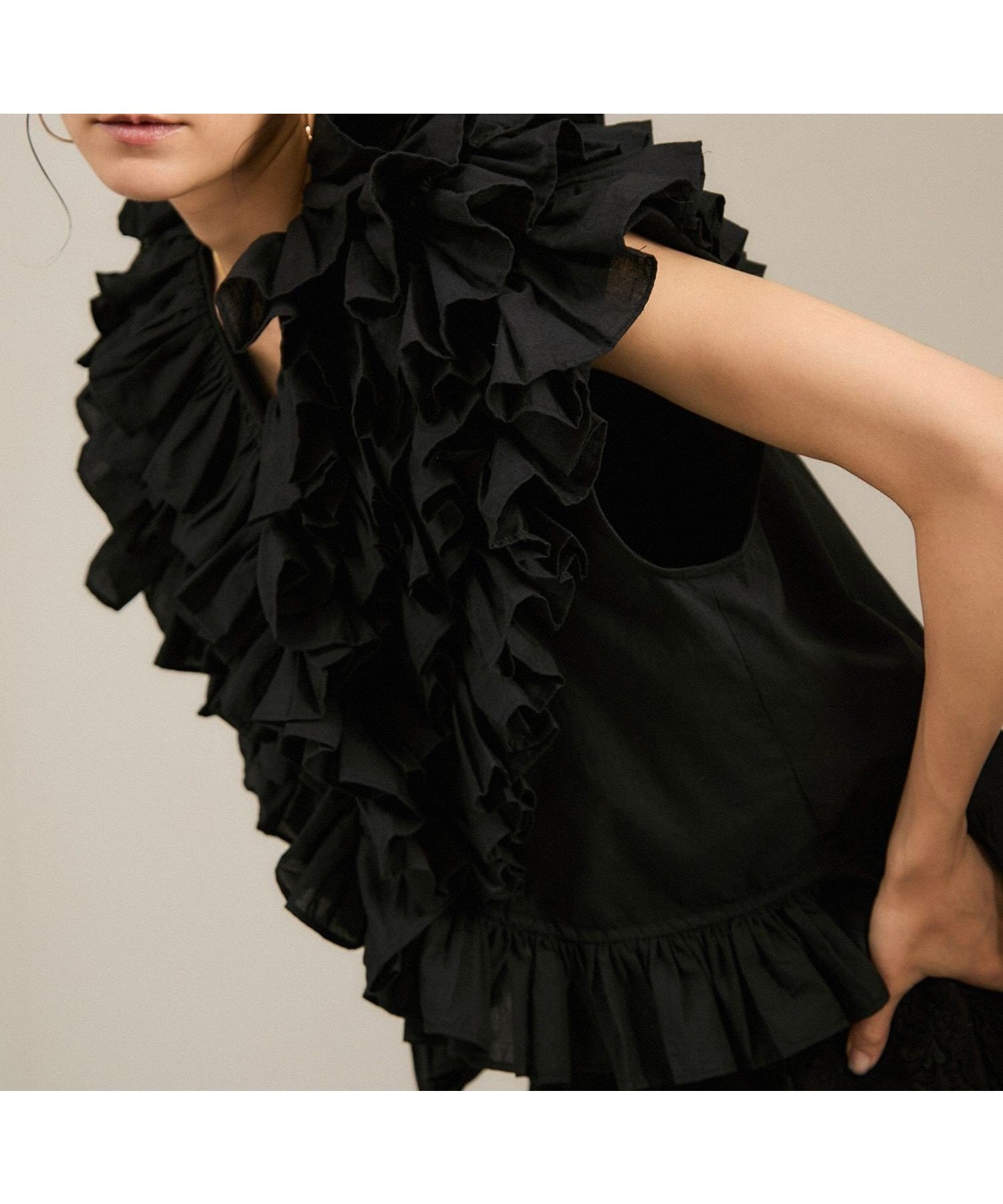 【サロン アダム エ ロペ/SALON adam et rope'】の【crinkle crinkle crinkle】別注フリルポンチョノースリーブブラウス インテリア・キッズ・メンズ・レディースファッション・服の通販 founy(ファニー) 　ファッション　Fashion　レディースファッション　Fashion for Women　アウター　Coat / Outerwear Collection　ポンチョ・ケープコート　Ponchos & Capes　トップス・カットソー　Cut & Sew Tops　キャミソール&ノースリーブ　Camisoles & Sleeveless Tops　シャツ・ブラウス・オフィスカジュアル　Elegant Blouses & Button-Ups　フリル　Frill, Ruffle　別注　Limited Edition, Custom Order　ブラック(01)|ID: prp329100004813546 ipo3291000000034949498