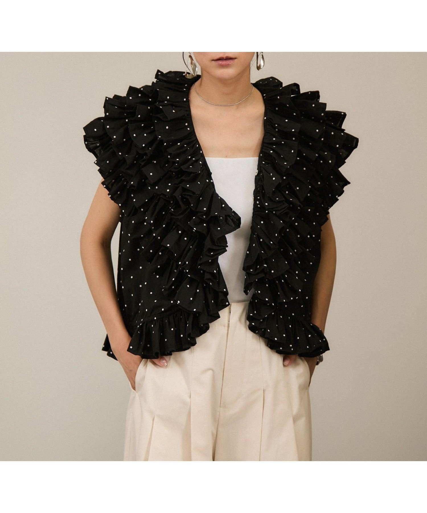 【サロン アダム エ ロペ/SALON adam et rope'】の【crinkle crinkle crinkle】別注フリルポンチョノースリーブブラウス インテリア・キッズ・メンズ・レディースファッション・服の通販 founy(ファニー) 　ファッション　Fashion　レディースファッション　Fashion for Women　アウター　Coat / Outerwear Collection　ポンチョ・ケープコート　Ponchos & Capes　トップス・カットソー　Cut & Sew Tops　キャミソール&ノースリーブ　Camisoles & Sleeveless Tops　シャツ・ブラウス・オフィスカジュアル　Elegant Blouses & Button-Ups　フリル　Frill, Ruffle　別注　Limited Edition, Custom Order　ブラック系(04)|ID: prp329100004813546 ipo3291000000034949499