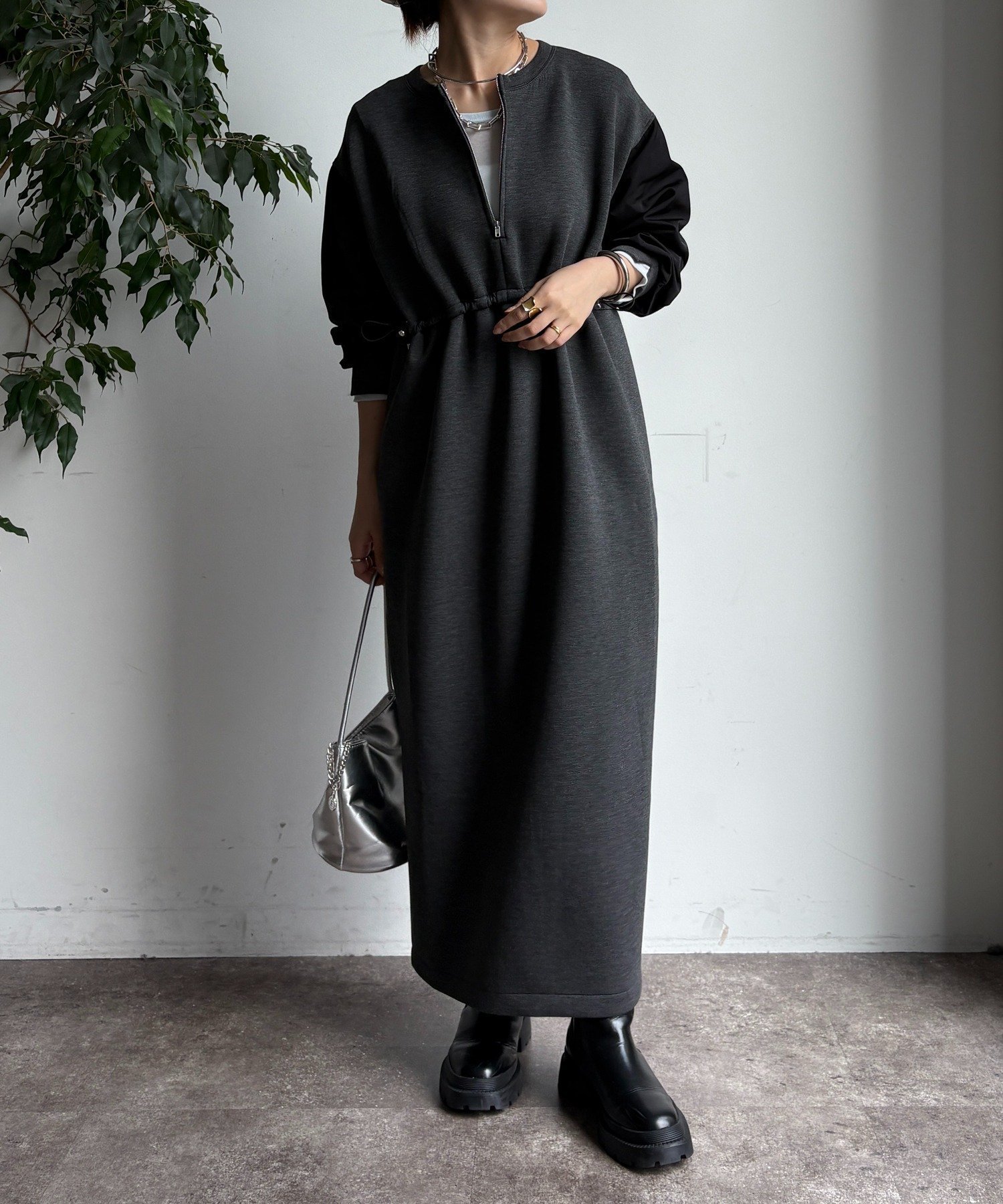 【ドゥドゥ/DouDou】の【完売カラー再追加!】袖異素材切替ダンボールワンピース インテリア・キッズ・メンズ・レディースファッション・服の通販 founy(ファニー) 　ファッション　Fashion　レディースファッション　Fashion for Women　ワンピース　Dresses　切替　Switching, Contrast Panel　シンプル　Simple, Minimal　スマート　Smart, Elegant　スリット　Slit, Slit Detail　A/W・秋冬　Autumn/Winter　冬　Winter / This Winter　再入荷　Restock / Back in Stock　2025年　2025　2025-2026秋冬・A/W　Autumn/Winter 2025–26 AW25–26　ダークグレー|ID: prp329100004813624 ipo3291000000034950895