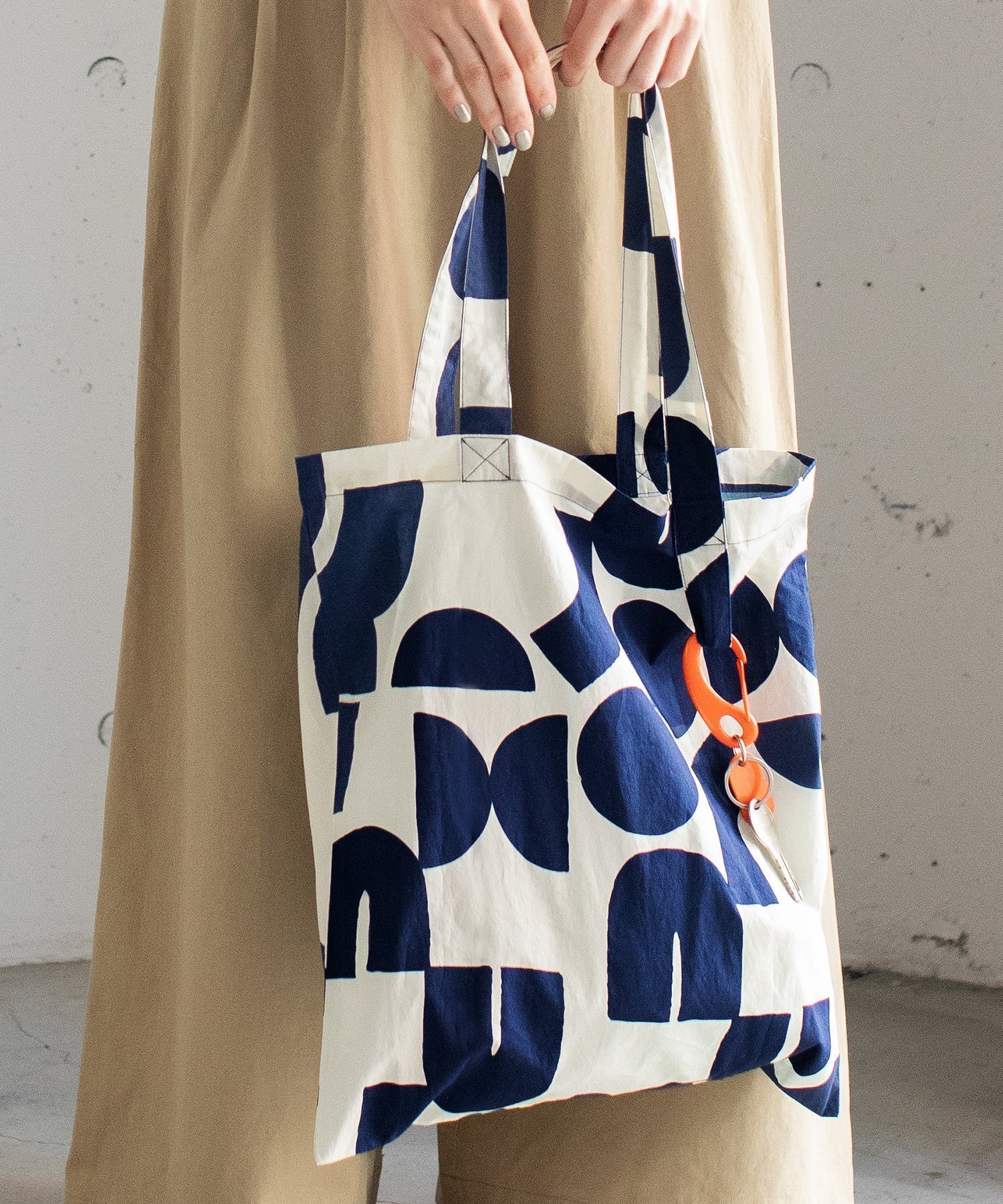 【プードゥドゥ/POU DOU DOU】のアートプリントトートバッグ 人気、トレンドファッション・服の通販 founy(ファニー) 　ファッション　Fashion　レディースファッション　Fashion for Women　バッグ　Bags　キーホルダー　Keychain, Key Holder　スマート　Smart, Elegant　ポケット　Pocket, Pocket Detail　ループ　Loop, Loop Knit　手描き　Hand-Drawn, Illustrated　 other-1|ID: prp329100004813890 ipo3291000000034960976