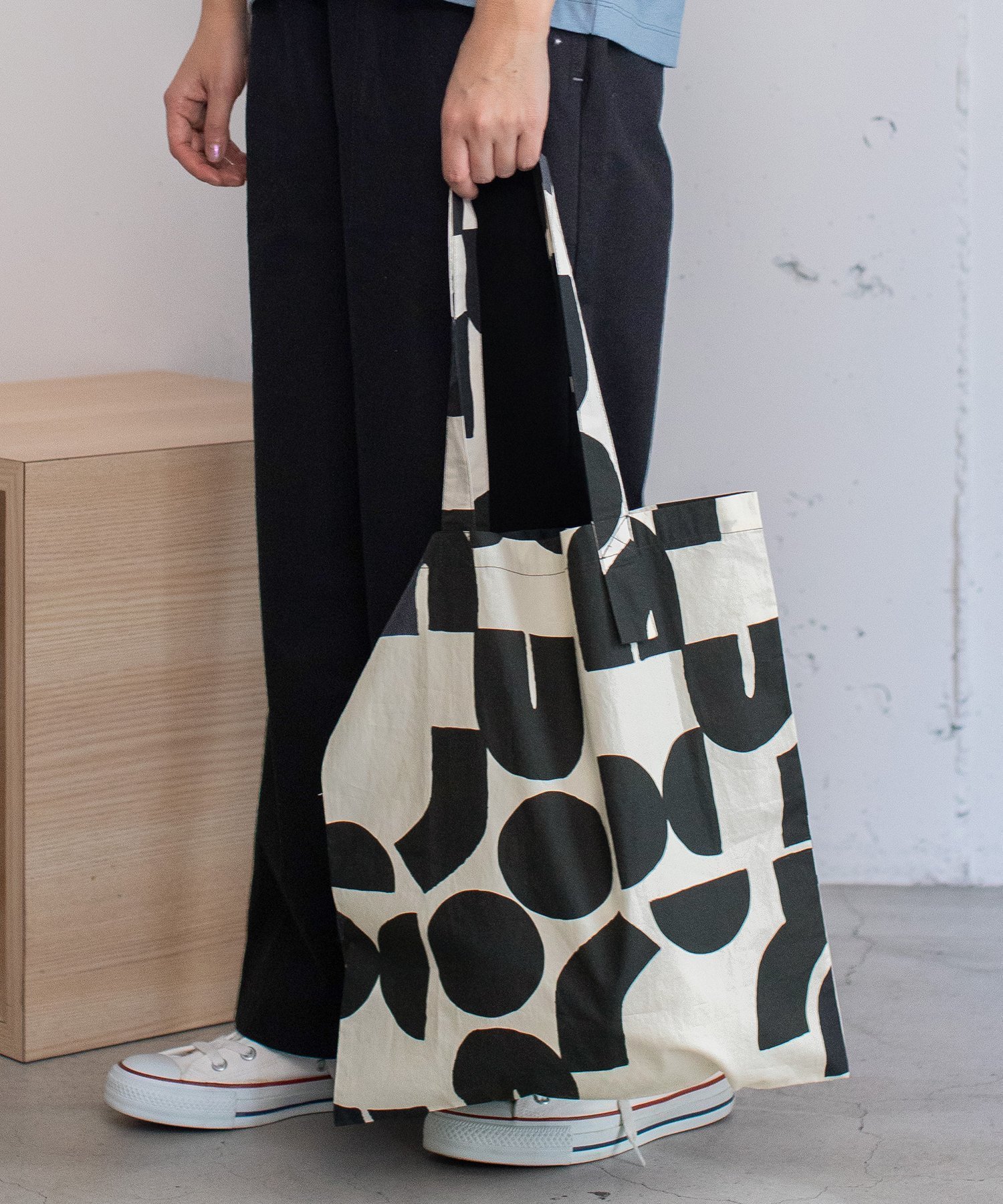 【プードゥドゥ/POU DOU DOU】のアートプリントトートバッグ インテリア・キッズ・メンズ・レディースファッション・服の通販 founy(ファニー) 　ファッション　Fashion　レディースファッション　Fashion for Women　バッグ　Bags　キーホルダー　Keychain, Key Holder　スマート　Smart, Elegant　ポケット　Pocket, Pocket Detail　ループ　Loop, Loop Knit　手描き　Hand-Drawn, Illustrated　ダークグレー|ID: prp329100004813890 ipo3291000000034960980