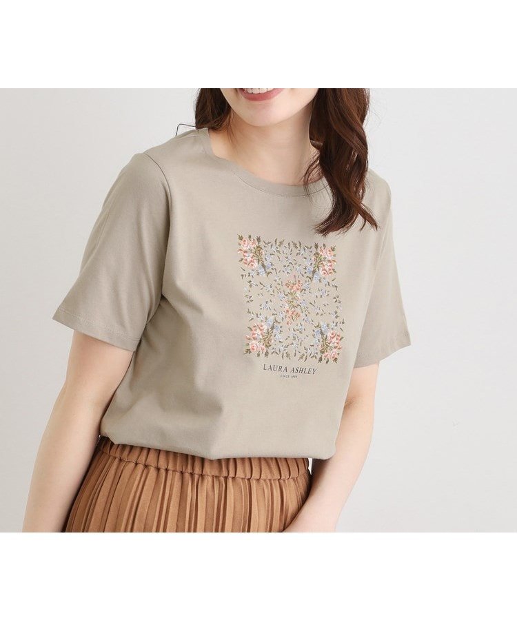 【ローラアシュレイ/LAURA ASHLEY】の【カラー追加!STORY掲載!/コットン100%/3colors】エラビー スカーフ柄 Tシャツ インテリア・キッズ・メンズ・レディースファッション・服の通販 founy(ファニー) 　雑誌掲載アイテム　Magazine Picks & Fashion Features　ファッション雑誌　Fashion Magazines　ストーリィ　STORY　ファッション　Fashion　レディースファッション　Fashion for Women　トップス・カットソー　Cut & Sew Tops　シャツ・ブラウス・オフィスカジュアル　Elegant Blouses & Button-Ups　ロングTシャツ・Tシャツ　Longline T-Shirts & Tees　おすすめ　Recommended / Our Picks　インナー　Innerwear　カーディガン　Cardigan, Knitwear　ジャケット　Jacket, Outerwear　スカーフ　Scarf, Neckwear　スクエア　Square, Square Shape　スマート　Smart, Elegant　トレンド　Trend, Trending Now　フィット　Fit, Slim Fit　モチーフ　Motif, Design Theme　レギュラー　Regular, Standard Fit　エレガント 上品　Elegant　雑誌　Magazine, Fashion Magazine　グレージュ|ID: prp329100004813898 ipo3291000000034961058