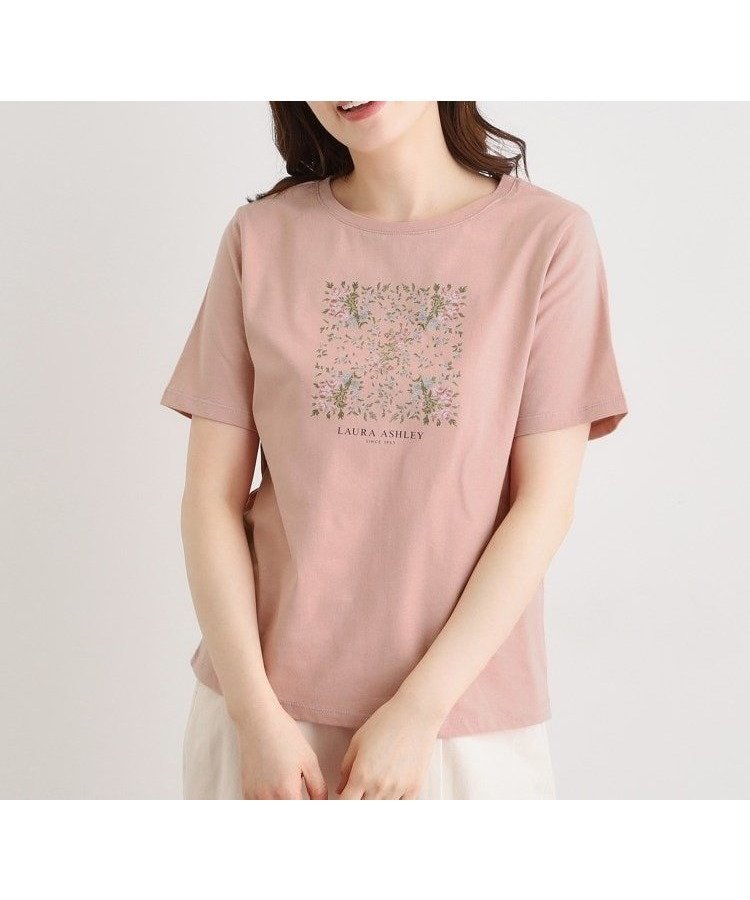 【ローラアシュレイ/LAURA ASHLEY】の【カラー追加!STORY掲載!/コットン100%/3colors】エラビー スカーフ柄 Tシャツ インテリア・キッズ・メンズ・レディースファッション・服の通販 founy(ファニー) 　雑誌掲載アイテム　Magazine Picks & Fashion Features　ファッション雑誌　Fashion Magazines　ストーリィ　STORY　ファッション　Fashion　レディースファッション　Fashion for Women　トップス・カットソー　Cut & Sew Tops　シャツ・ブラウス・オフィスカジュアル　Elegant Blouses & Button-Ups　ロングTシャツ・Tシャツ　Longline T-Shirts & Tees　おすすめ　Recommended / Our Picks　インナー　Innerwear　カーディガン　Cardigan, Knitwear　ジャケット　Jacket, Outerwear　スカーフ　Scarf, Neckwear　スクエア　Square, Square Shape　スマート　Smart, Elegant　トレンド　Trend, Trending Now　フィット　Fit, Slim Fit　モチーフ　Motif, Design Theme　レギュラー　Regular, Standard Fit　エレガント 上品　Elegant　雑誌　Magazine, Fashion Magazine　ピンク|ID: prp329100004813898 ipo3291000000034961059
