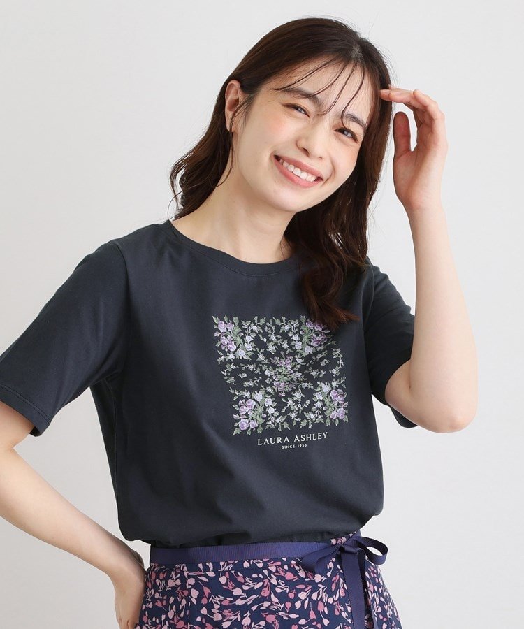 【ローラアシュレイ/LAURA ASHLEY】の【カラー追加!STORY掲載!/コットン100%/3colors】エラビー スカーフ柄 Tシャツ インテリア・キッズ・メンズ・レディースファッション・服の通販 founy(ファニー) 　雑誌掲載アイテム　Magazine Picks & Fashion Features　ファッション雑誌　Fashion Magazines　ストーリィ　STORY　ファッション　Fashion　レディースファッション　Fashion for Women　トップス・カットソー　Cut & Sew Tops　シャツ・ブラウス・オフィスカジュアル　Elegant Blouses & Button-Ups　ロングTシャツ・Tシャツ　Longline T-Shirts & Tees　おすすめ　Recommended / Our Picks　インナー　Innerwear　カーディガン　Cardigan, Knitwear　ジャケット　Jacket, Outerwear　スカーフ　Scarf, Neckwear　スクエア　Square, Square Shape　スマート　Smart, Elegant　トレンド　Trend, Trending Now　フィット　Fit, Slim Fit　モチーフ　Motif, Design Theme　レギュラー　Regular, Standard Fit　エレガント 上品　Elegant　雑誌　Magazine, Fashion Magazine　ネイビー|ID: prp329100004813898 ipo3291000000034961060