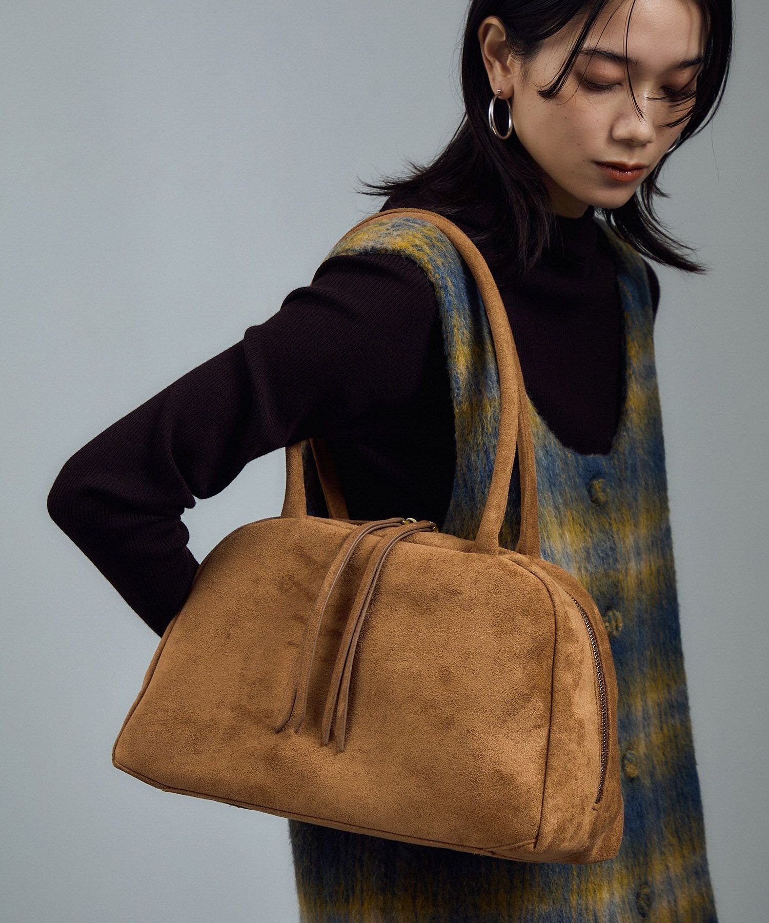 【サロン アダム エ ロペ/SALON adam et rope'】の【WEB限定】スウェードソフトミドルボストン インテリア・キッズ・メンズ・レディースファッション・服の通販 founy(ファニー) 　ファッション　Fashion　レディースファッション　Fashion for Women　クラッチ　Clutch, Clutch Bag　軽量　Lightweight, Ultra Light　ショルダー　Shoulder, Shoulder Strap　シンプル　Simple, Minimal　ジャケット　Jacket, Outerwear　財布　Wallet, Purse　タンブラー　Tumbler, Travel Mug　ツイル　Twist, Twisted Detail　フェイクレザー　Faux Leather, PU Leather　フォルム　Silhouette, Form　ボストンバッグ　Boston Bag, Retro Bag　ポケット　Pocket, Pocket Detail　ポーチ　Pouch, Small Case　ミドル　Middle Length, Mid Height　リアル　Real, Realistic　A/W・秋冬　Autumn/Winter　旅行　Travel　エレガント 上品　Elegant　ビジネス 仕事 通勤　Business / Work / Commuting　キャメル(25)|ID: prp329100004813987 ipo3291000000034961920