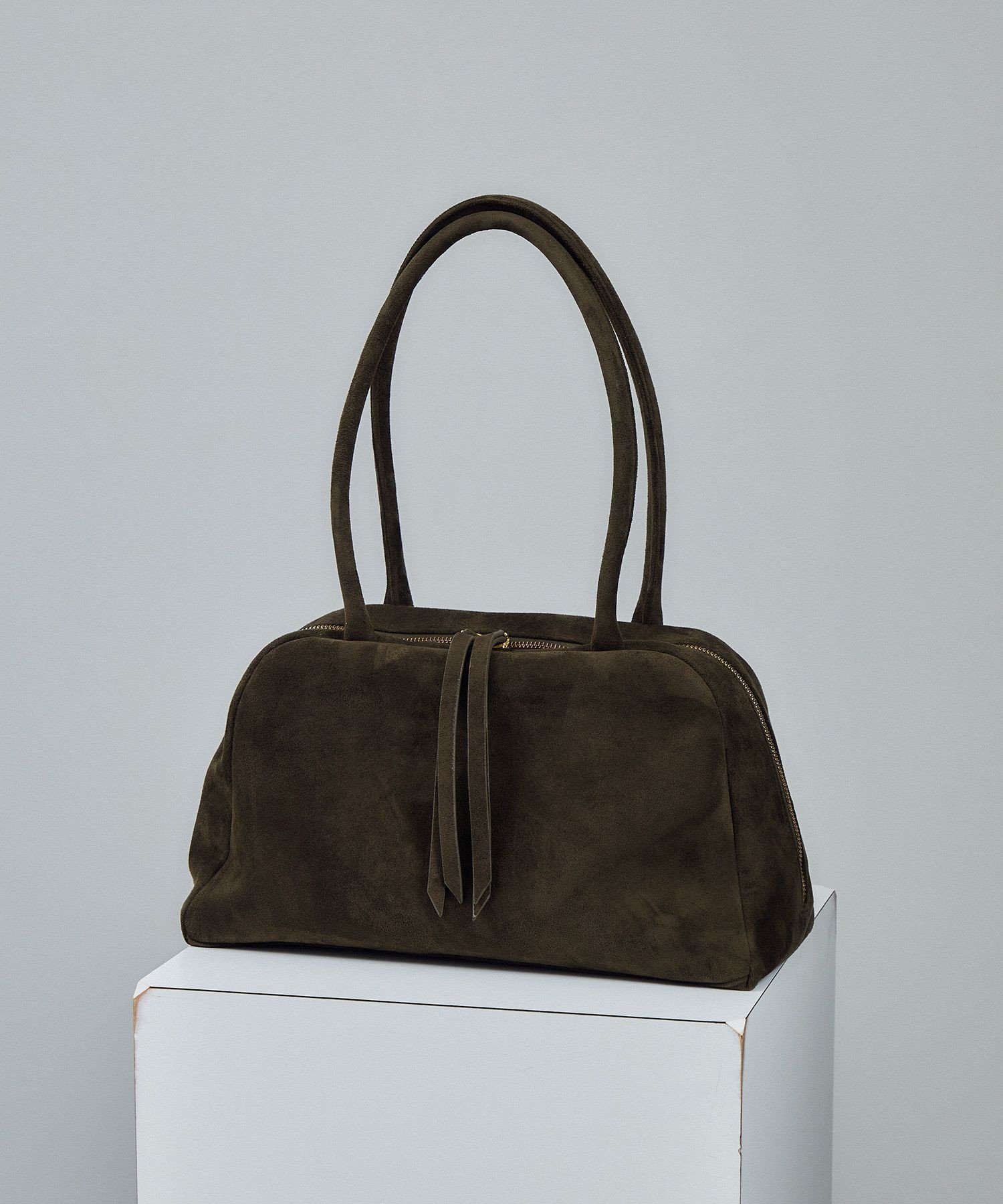 【サロン アダム エ ロペ/SALON adam et rope'】の【WEB限定】スウェードソフトミドルボストン インテリア・キッズ・メンズ・レディースファッション・服の通販 founy(ファニー) 　ファッション　Fashion　レディースファッション　Fashion for Women　クラッチ　Clutch, Clutch Bag　軽量　Lightweight, Ultra Light　ショルダー　Shoulder, Shoulder Strap　シンプル　Simple, Minimal　ジャケット　Jacket, Outerwear　財布　Wallet, Purse　タンブラー　Tumbler, Travel Mug　ツイル　Twist, Twisted Detail　フェイクレザー　Faux Leather, PU Leather　フォルム　Silhouette, Form　ボストンバッグ　Boston Bag, Retro Bag　ポケット　Pocket, Pocket Detail　ポーチ　Pouch, Small Case　ミドル　Middle Length, Mid Height　リアル　Real, Realistic　A/W・秋冬　Autumn/Winter　旅行　Travel　エレガント 上品　Elegant　ビジネス 仕事 通勤　Business / Work / Commuting　カーキ(36)|ID: prp329100004813987 ipo3291000000034961921