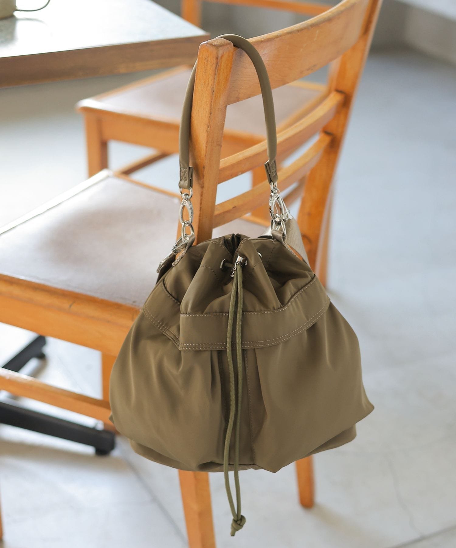 【グローバルワーク/GLOBAL WORK】の撥水軽量2WAYバッグ/137590 インテリア・キッズ・メンズ・レディースファッション・服の通販 founy(ファニー) 　ファッション　Fashion　レディースファッション　Fashion for Women　アニマル　Animal Print　ショルダー　Shoulder, Shoulder Strap　トレンド　Trend, Trending Now　ポケット　Pocket, Pocket Detail　メタル　Metal, Metal Parts　巾着　Drawstring Bag, Kinchaku　財布　Wallet, Purse　軽量　Lightweight, Ultra Light　カーキ72|ID: prp329100004814013 ipo3291000000034962210