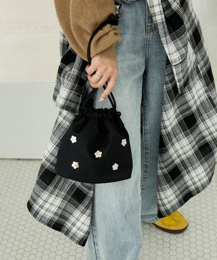 【フリークスストア/FREAK'S STORE】のフラワースタッズ ナイロン 巾着バッグ 限定展開 25AW 人気、トレンドファッション・服の通販 founy(ファニー) 　ファッション　Fashion　レディースファッション　Fashion for Women　2025年　2025　2025-2026秋冬・A/W　Autumn/Winter 2025–26 AW25–26　巾着　Drawstring Bag, Kinchaku　 other-1|ID: prp329100004814028 ipo3291000000034962356