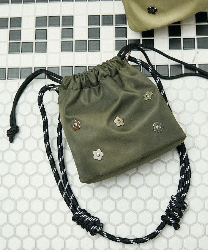 【フリークスストア/FREAK'S STORE】のフラワースタッズ ナイロン 巾着バッグ 限定展開 25AW インテリア・キッズ・メンズ・レディースファッション・服の通販 founy(ファニー) 　ファッション　Fashion　レディースファッション　Fashion for Women　2025年　2025　2025-2026秋冬・A/W　Autumn/Winter 2025–26 AW25–26　巾着　Drawstring Bag, Kinchaku　オリーブ|ID: prp329100004814028 ipo3291000000034962361