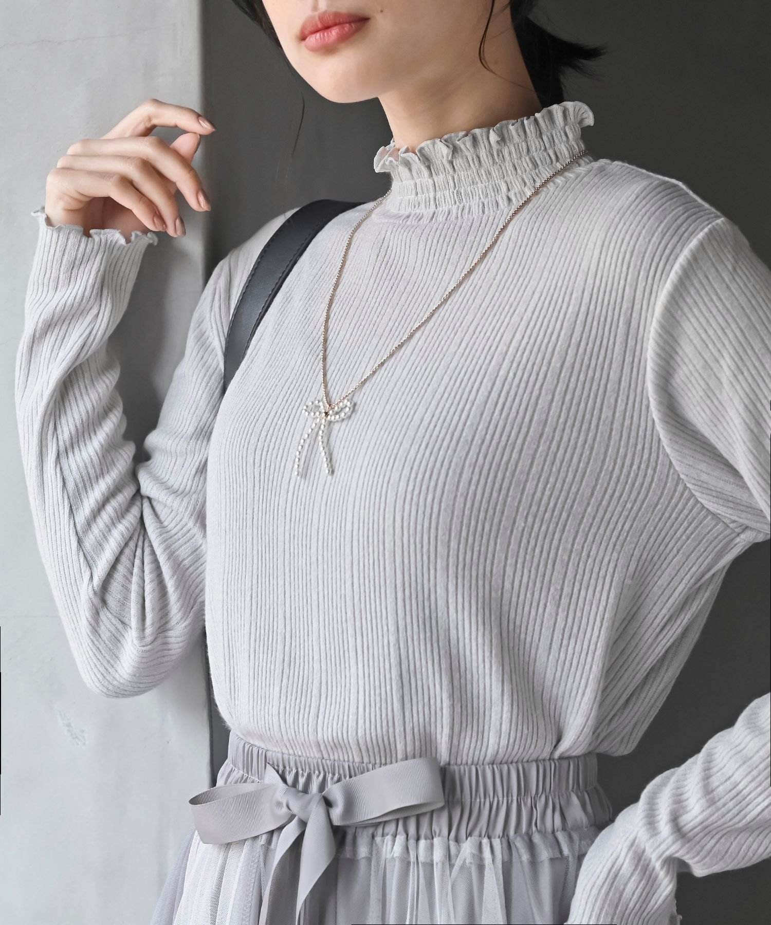 【アールピーエス/rps】のリブニットソー衿シャ-リングカットソー インテリア・キッズ・メンズ・レディースファッション・服の通販 founy(ファニー) 　ファッション　Fashion　レディースファッション　Fashion for Women　トップス・カットソー　Cut & Sew Tops　ニット　Knit Tops & Sweaters　カットソー・ベーシックTシャツ　Cut-and-Sewn Tops / Stretch Tees & Basics　シャーリング　Shirring, Ruched　シンプル　Simple, Minimal　ハイネック　High Neck, Mock Neck　フェミニン　Feminine, Girly　ランダム　Random, Irregular　ライトグレー|ID: prp329100004814152 ipo3291000000034963450