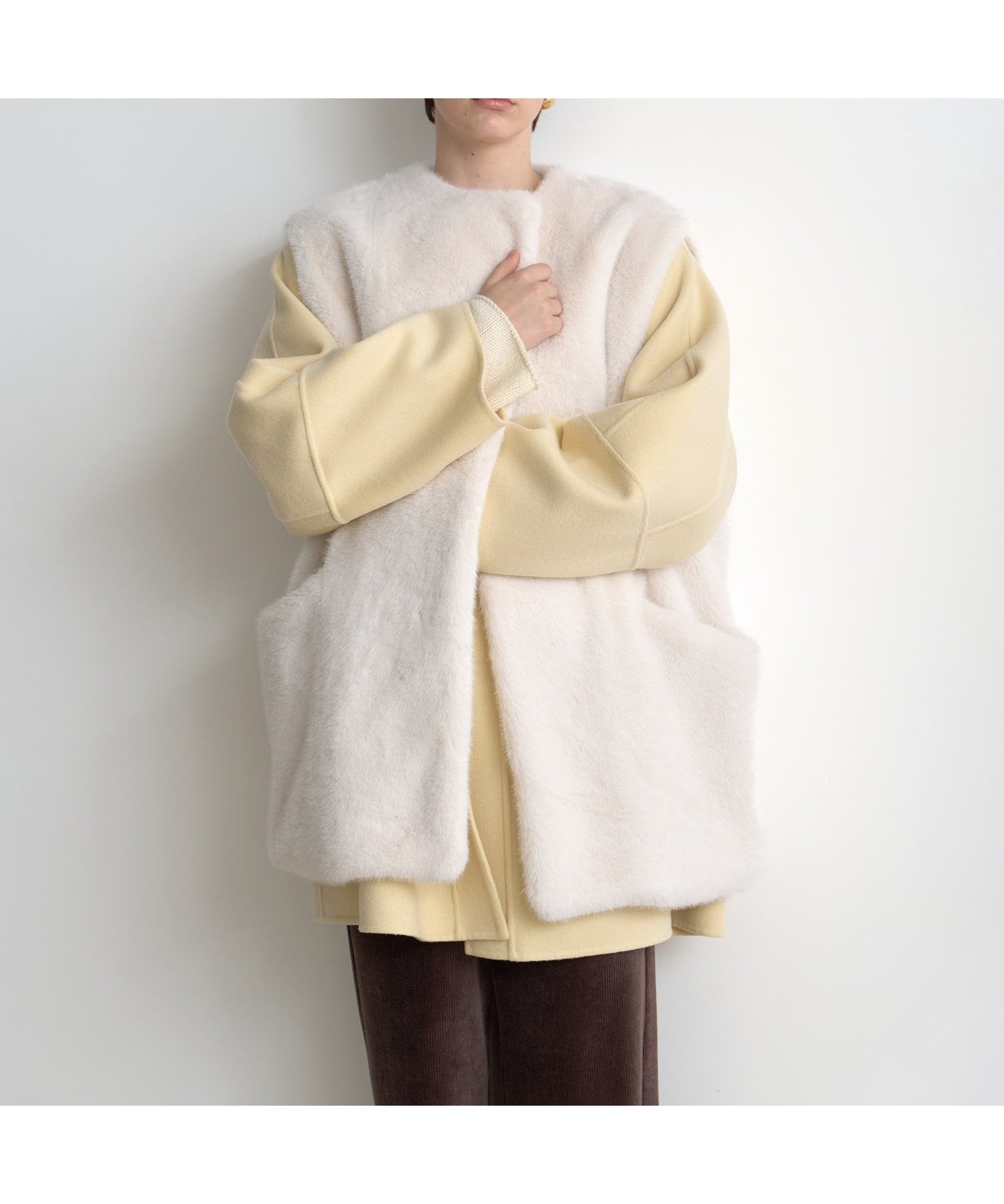 【ハウス オブ ロータス/HOUSE OF LOTUS】のショートパイルフェイクファージレ インテリア・キッズ・メンズ・レディースファッション・服の通販 founy(ファニー) 　ファッション　Fashion　レディースファッション　Fashion for Women　アウター　Coat / Outerwear Collection　トップス・カットソー　Cut & Sew Tops　ベスト&ジレ / 重ね着スタイル　Vests & Gilets　おすすめ　Recommended / Our Picks　カッティング　Cutting Detail　ショート　Short, Short Length　トレンド　Trend, Trending Now　フェイクファー　Faux Fur, Imitation Fur　フォルム　Silhouette, Form　ポケット　Pocket, Pocket Detail　今季　This Season, Current Season　A/W・秋冬　Autumn/Winter　オフホワイト|ID: prp329100004814192 ipo3291000000034964018