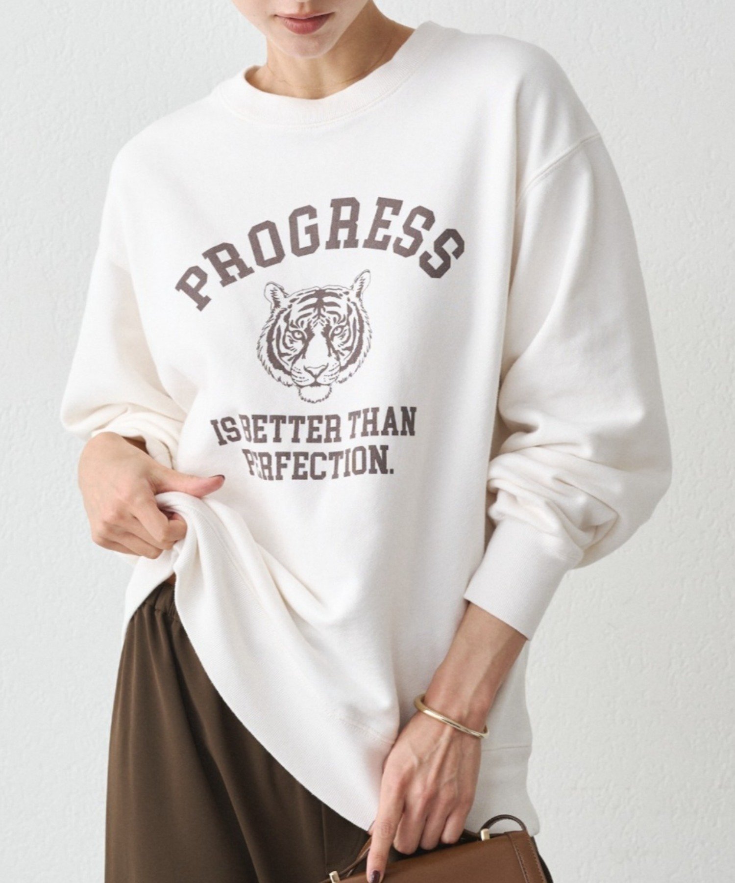 【パルグループ/PAL GROUP】の【Loungedress】タイガースウェット インテリア・キッズ・メンズ・レディースファッション・服の通販 founy(ファニー) 　ファッション　Fashion　レディースファッション　Fashion for Women　トップス・カットソー　Cut & Sew Tops　レディースパーカー・カジュアルフーディー　Casual Hoodies & Sweatshirts　スウェット・クルーネックトップス　Sweatshirts & Crewnecks / Relaxed Fit Sweat Tops　ワンピース　Dresses　フォーマル・パーティードレス・結婚式用ドレス　Elegant & Casual Dresses　アクセサリー　Fashion Accessories　イラスト　Illustration　シンプル　Simple, Minimal　スウェット / スエット　Sweatshirt, Sweatwear　デニム　Denim, Jeans Material　トレーナー　Sweatshirt, Trainer　プリント　Print, Printed Pattern　再入荷　Restock / Back in Stock　オフホワイト|ID: prp329100004814219 ipo3291000000034964174