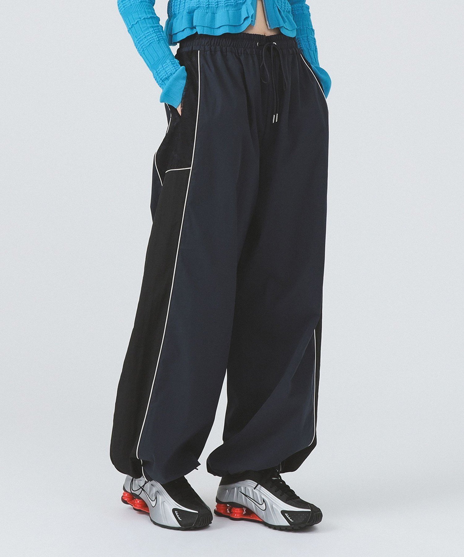 【ビームス ウイメン/BEAMS】のレース キリカエ トラックパンツ インテリア・キッズ・メンズ・レディースファッション・服の通販 founy(ファニー) 　ファッション　Fashion　レディースファッション　Fashion for Women　パンツ　Pants & Trousers　今季　This Season, Current Season　スウェット / スエット　Sweatshirt, Sweatwear　スニーカー　Sneakers, Trainers　スポーティ　Sporty, Casual Athletic　ドッキング　Docking, Mixed Material　ドローコード　Drawcord, Drawstring Cord　フィット　Fit, Slim Fit　リラックス　Relax, Relaxed Fit　レース　Lace, Lace Fabric　NAVY|ID: prp329100004814289 ipo3291000000034964875