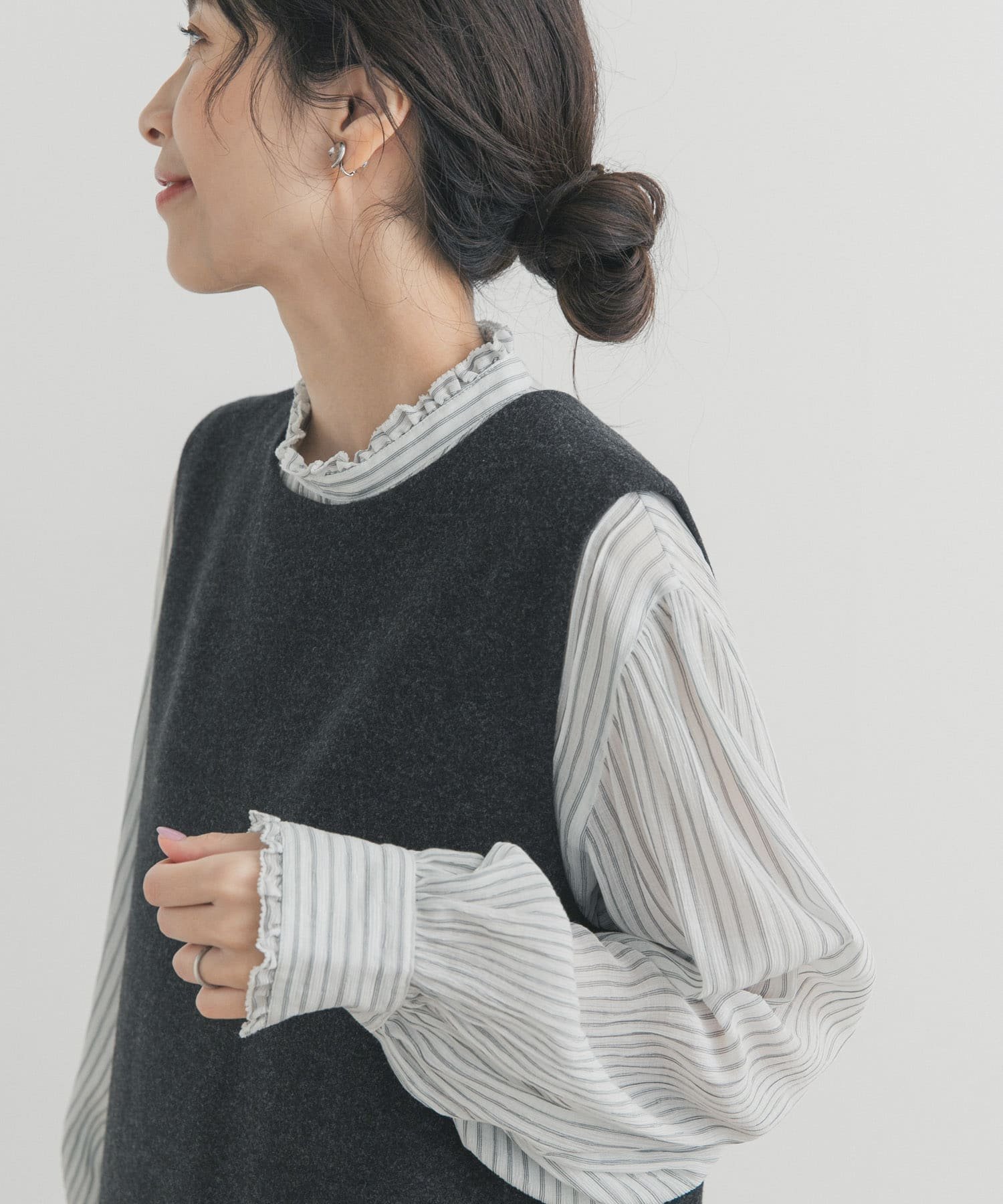 【アーバンリサーチ ドアーズ/URBAN RESEARCH DOORS】のピンタックフリルスタンドカラーブラウス インテリア・キッズ・メンズ・レディースファッション・服の通販 founy(ファニー) 　ファッション　Fashion　レディースファッション　Fashion for Women　トップス・カットソー　Cut & Sew Tops　シャツ・ブラウス・オフィスカジュアル　Elegant Blouses & Button-Ups　2025年　2025　2025-2026秋冬・A/W　Autumn/Winter 2025–26 AW25–26　冬　Winter / This Winter　おすすめ　Recommended / Our Picks　インナー　Innerwear　カフス　Cuff Design　クラシック　Classic, Timeless Style　ジャケット　Jacket, Outerwear　スウェット / スエット　Sweatshirt, Sweatwear　スタンド　Stand Collar, Upright Stand　フリル　Frill, Ruffle　ロング　Long, Long-Length　エレガント 上品　Elegant　A/W・秋冬　Autumn/Winter　ストライプ|ID: prp329100004814520 ipo3291000000034967535