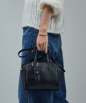 【サロン アダム エ ロペ/SALON adam et rope'】の【WEB限定】【WS(ドゥーブル)】チャーム付きナチュラルレザー2WAYキューブバッグ 人気、トレンドファッション・服の通販 founy(ファニー) ファッション Fashion レディースファッション Fashion for Women バッグ Bags アクセサリー Fashion Accessories コレクション Collection, Seasonal Line コンパクト Compact, Small Size ショルダー Shoulder, Shoulder Strap 財布 Wallet, Purse チャーム Charm, Pendant ツイル Twist, Twisted Detail ポケット Pocket, Pocket Detail リップ Lip, Lip Motif エレガント 上品 Elegant |ID:prp329100004815112