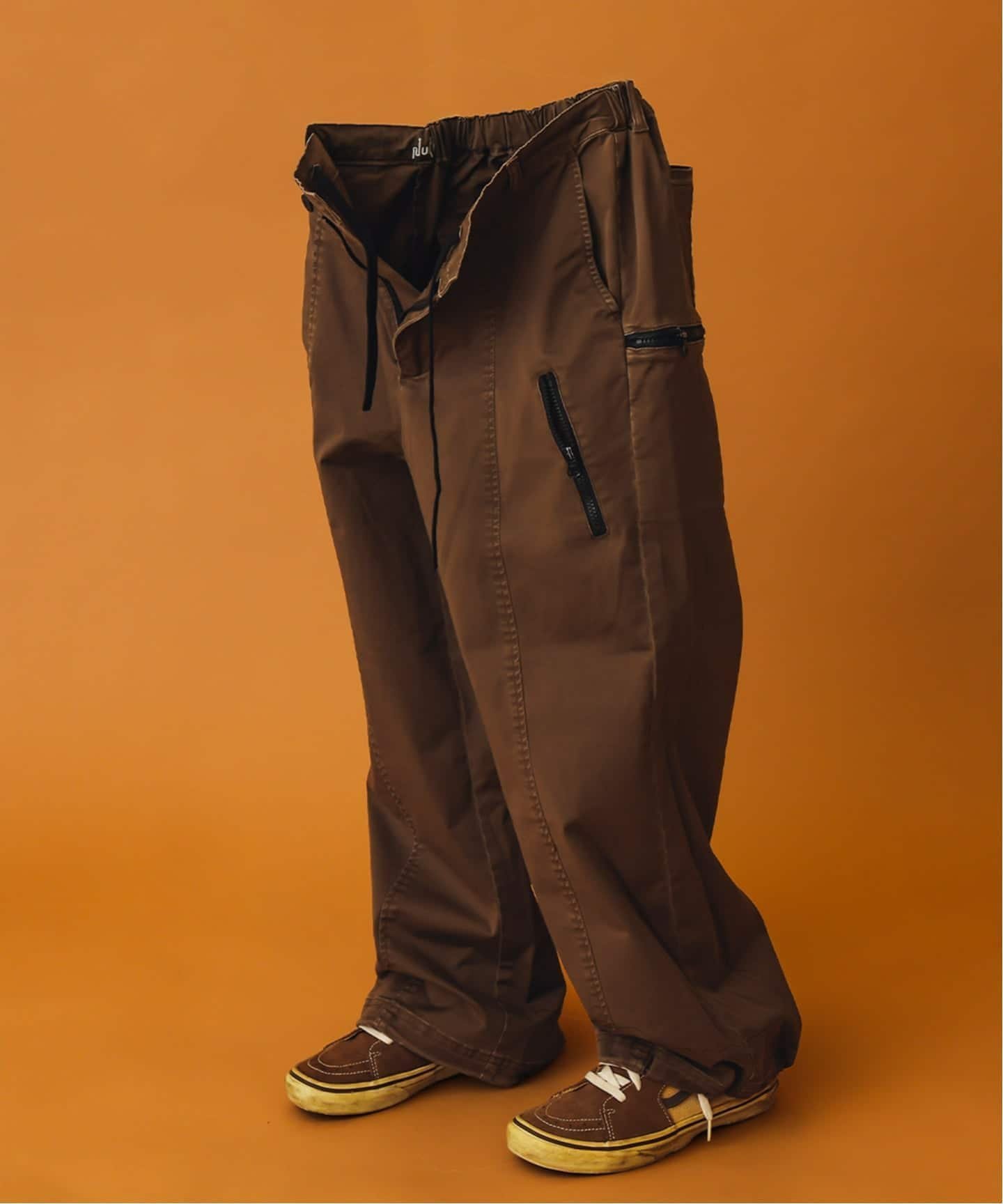【ジャーナルスタンダード/JOURNAL STANDARD / MEN】のNULL TOKYO / ヌル トウキョウ 別注 インサイド バギー チノ パンツ インテリア・キッズ・メンズ・レディースファッション・服の通販 founy(ファニー) 　ファッション　Fashion　メンズファッション　Fashion for Men　ボトムス　Bottoms　アシンメトリー　Asymmetrical Style　ウォッシュ　Washed Finish　カーゴパンツ　Cargo Pants, Utility Pants　コンパクト　Compact, Small Size　軽量　Lightweight, Ultra Light　シューズ　Shoes, Footwear　ジップ　Zip, Zipper　ストレート　Straight, Straight Cut　スニーカー　Sneakers, Trainers　定番　Standard, Basic Item　フロント　Front, Front Design　ポケット　Pocket, Pocket Detail　別注　Limited Edition, Custom Order　リラックス　Relax, Relaxed Fit　ブラウン|ID: prp329100004815199 ipo3291000000034973680