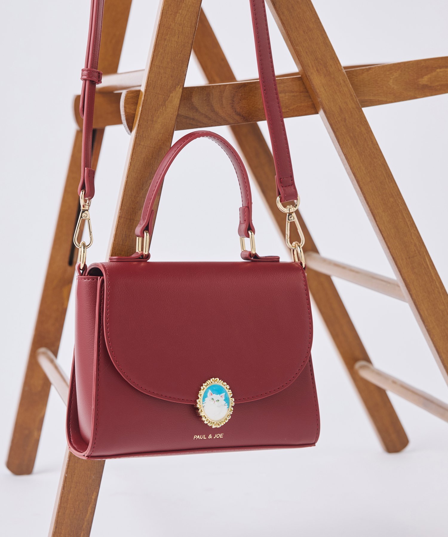 【エルガス/ELGAES】の2WAYハンドバッグ PJA-B1176 キャットブローチ インテリア・キッズ・メンズ・レディースファッション・服の通販 founy(ファニー) 　ファッション　Fashion　レディースファッション　Fashion for Women　アニマル　Animal Print　クラシカル　Classical, Vintage-Inspired　コレクション　Collection, Seasonal Line　ショルダー　Shoulder, Shoulder Strap　シンプル　Simple, Minimal　スタイリッシュ　Stylish, Fashionable　ネコ　Cat, Feline Motif　パターン　Pattern, Design Print　フラワー　Flower, Floral　ブローチ　Brooch, Pin Brooch　ベーシック　Basic, Essential　ポケット　Pocket, Pocket Detail　モチーフ　Motif, Design Theme　おすすめ　Recommended / Our Picks　レッド|ID: prp329100004815216 ipo3291000000034973798