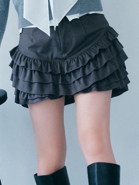 【ファーファー/FURFUR】のフリルレイヤースウェードショートパンツ 人気、トレンドファッション・服の通販 founy(ファニー) ファッション Fashion レディースファッション Fashion for Women パンツ Pants & Trousers ショートパンツ・ハーフパンツ High-Waisted & Relaxed Shorts ショート Short, Short Length スマート Smart, Elegant フリル Frill, Ruffle ヨーク Yoke, Yoke Design 今季 This Season, Current Season |ID:prp329100004815391