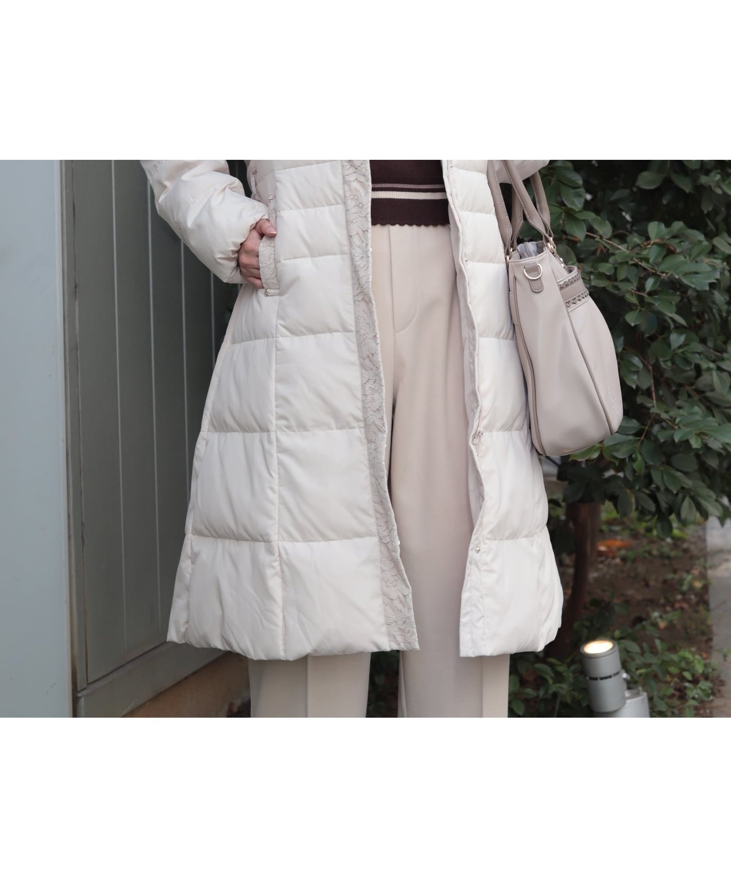 【アクシーズファム/axes femme】のシェイプ切替ロングダウンCO 人気、トレンドファッション・服の通販 founy(ファニー) 　ファッション　Fashion　レディースファッション　Fashion for Women　シェイプ　Shape, Slim Fit　シンプル　Simple, Minimal　ダウン　Down, Puffer　デニム　Denim, Jeans Material　フェミニン　Feminine, Girly　レース　Lace, Lace Fabric　ロング　Long, Long-Length　冬　Winter / This Winter　切替　Switching, Contrast Panel　定番　Standard, Basic Item　防寒　Cold Protection, Winter-Ready　 other-1|ID: prp329100004815504 ipo3291000000034976211