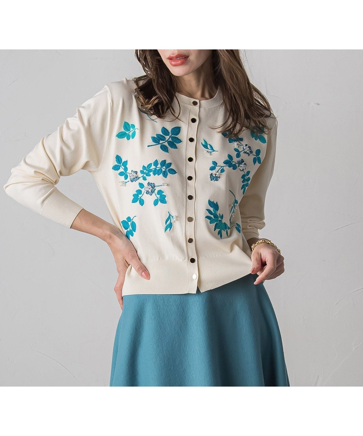 【ビアッジョブルー/Viaggio Blu】の【新色追加】ボタニカルモチーフ刺繍カーディガン インテリア・キッズ・メンズ・レディースファッション・服の通販 founy(ファニー) 　ファッション　Fashion　レディースファッション　Fashion for Women　トップス・カットソー　Cut & Sew Tops　カーディガン・羽織り　Layered Style Cardigans　秋　Autumn　カーディガン　Cardigan, Knitwear　ストレッチ　Stretch, Stretchy Fabric　パール　Pearl, Pearl Accent　モチーフ　Motif, Design Theme　A/W・秋冬　Autumn/Winter　エレガント 上品　Elegant　2025年　2025　2025-2026秋冬・A/W　Autumn/Winter 2025–26 AW25–26　オフホワイト|ID: prp329100004815550 ipo3291000000034976655